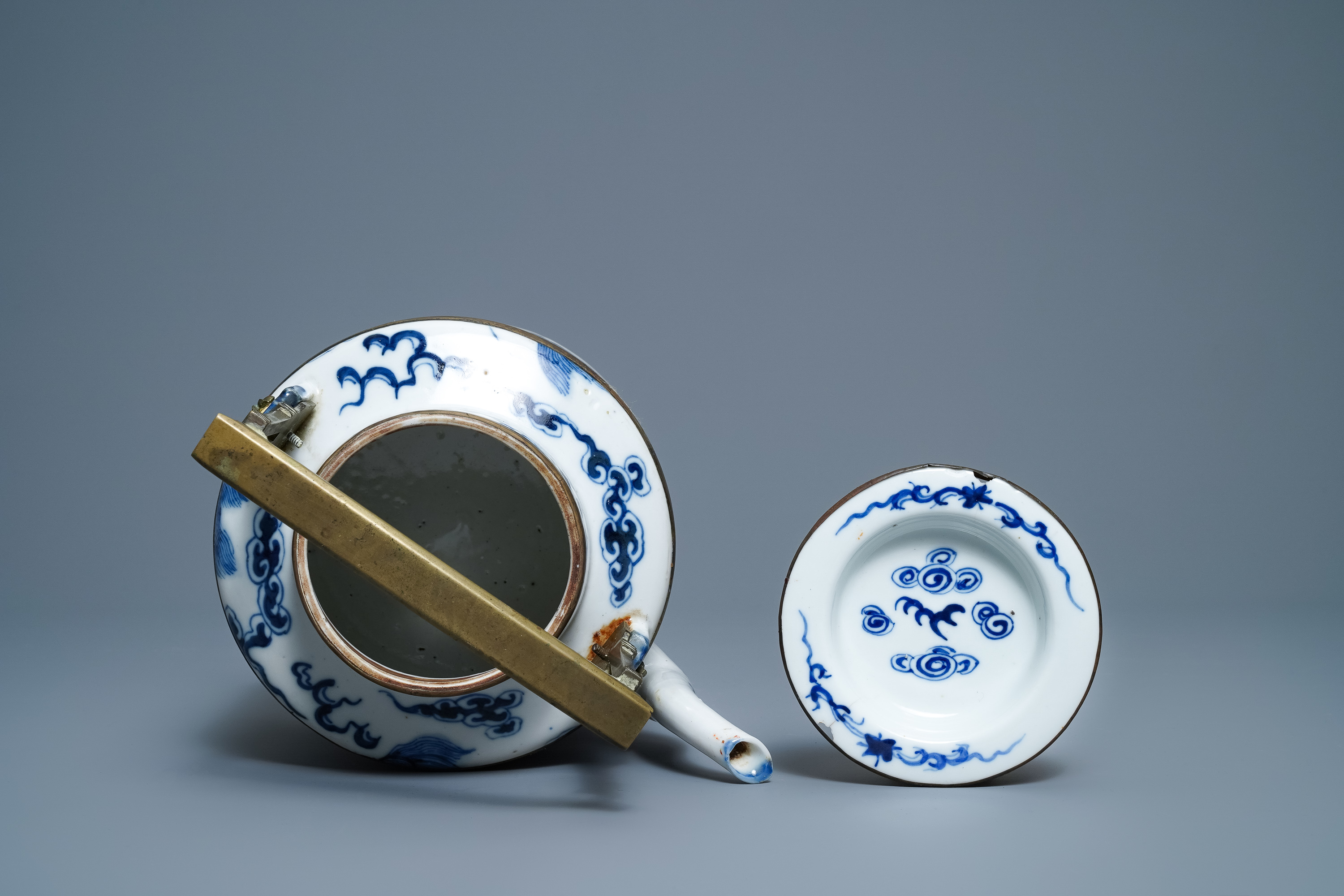 A large Chinese blue and white Vietnamese market 'Bleu de Hue' teapot with qilins, 19th C. - Image 6 of 15