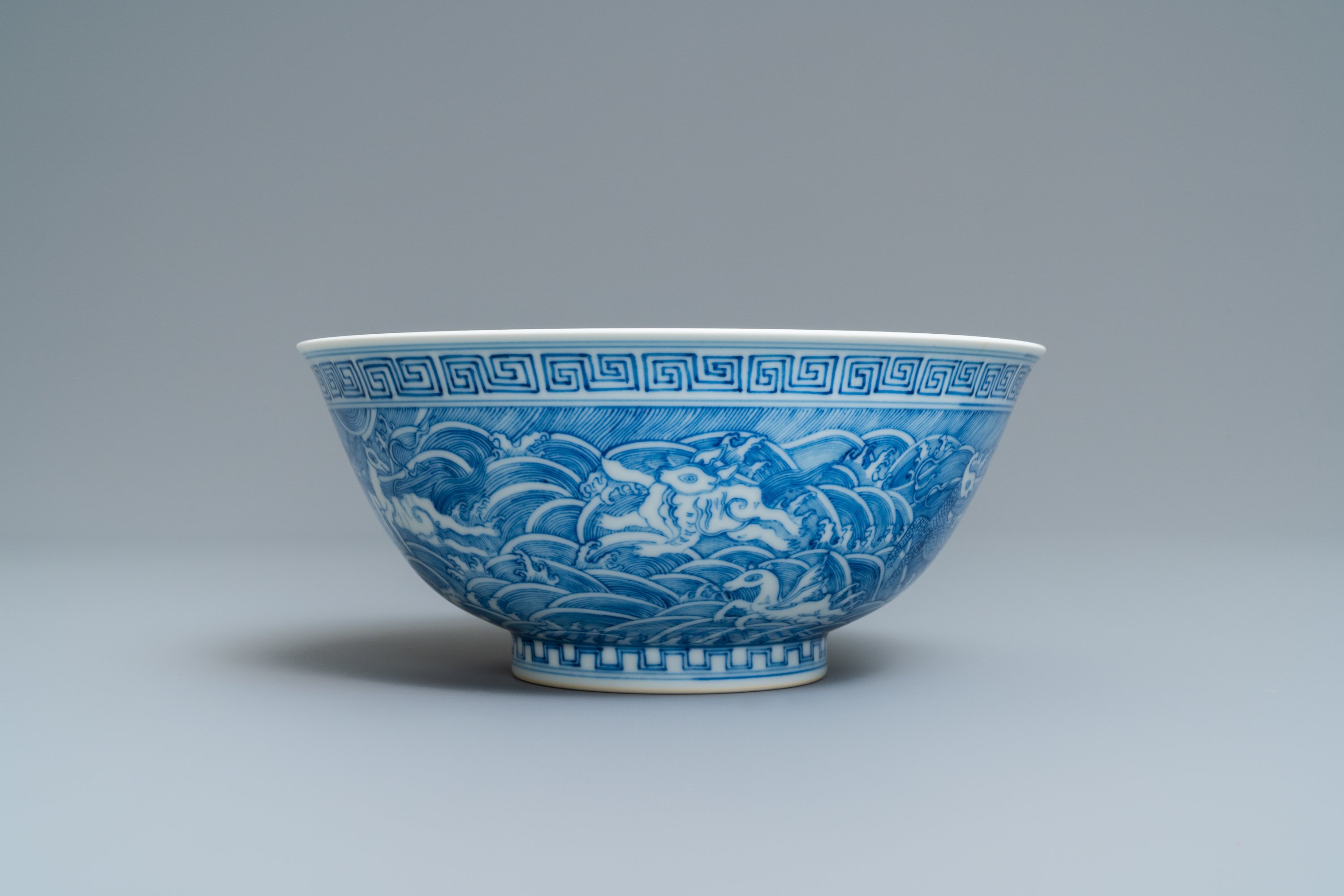 A Chinese blue and white 'mythical beasts' bowl, Guangxu mark, 19/20th C. - Image 4 of 7