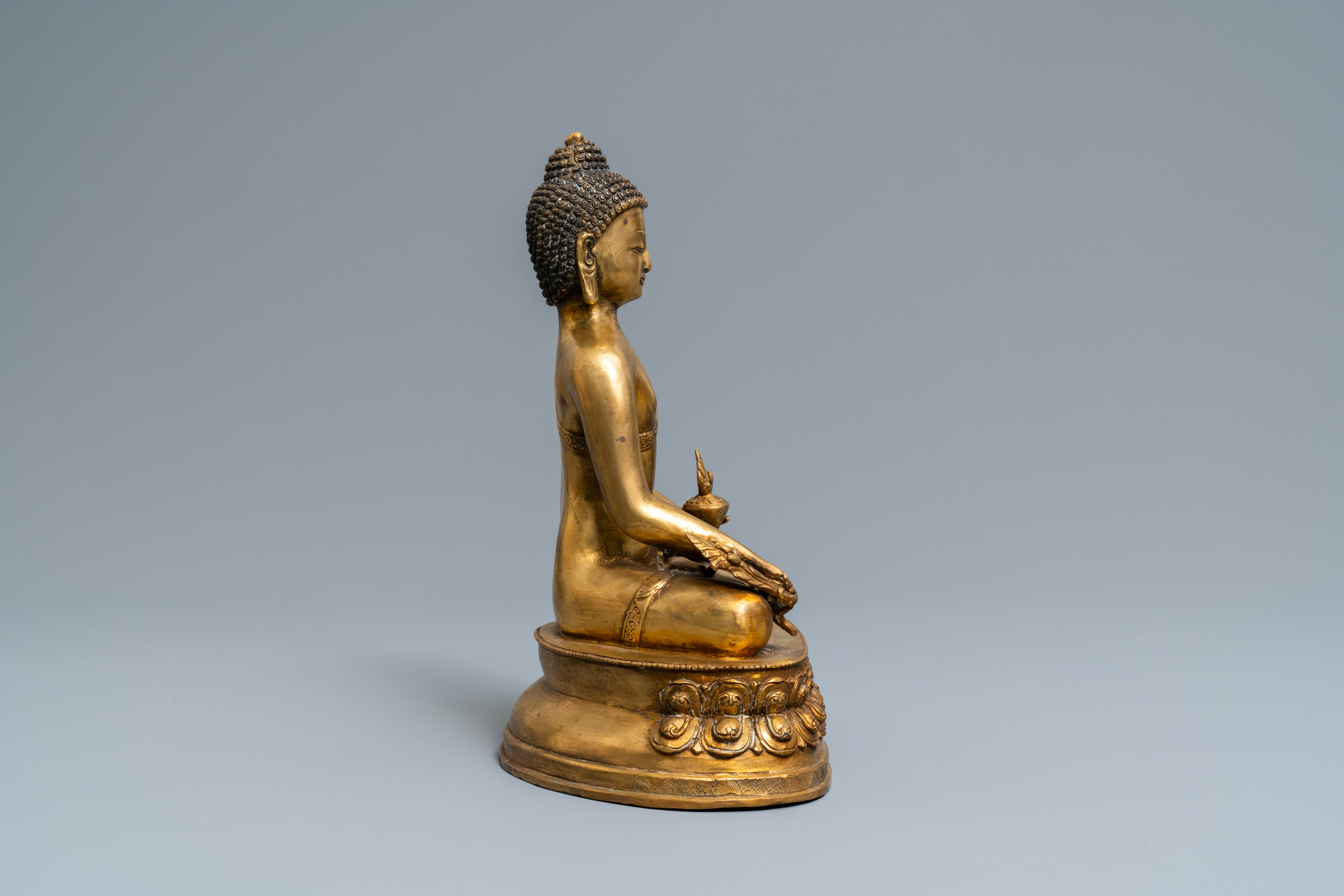 A Tibetan gilt bronze figure of Buddha, early 20th C. - Image 2 of 8