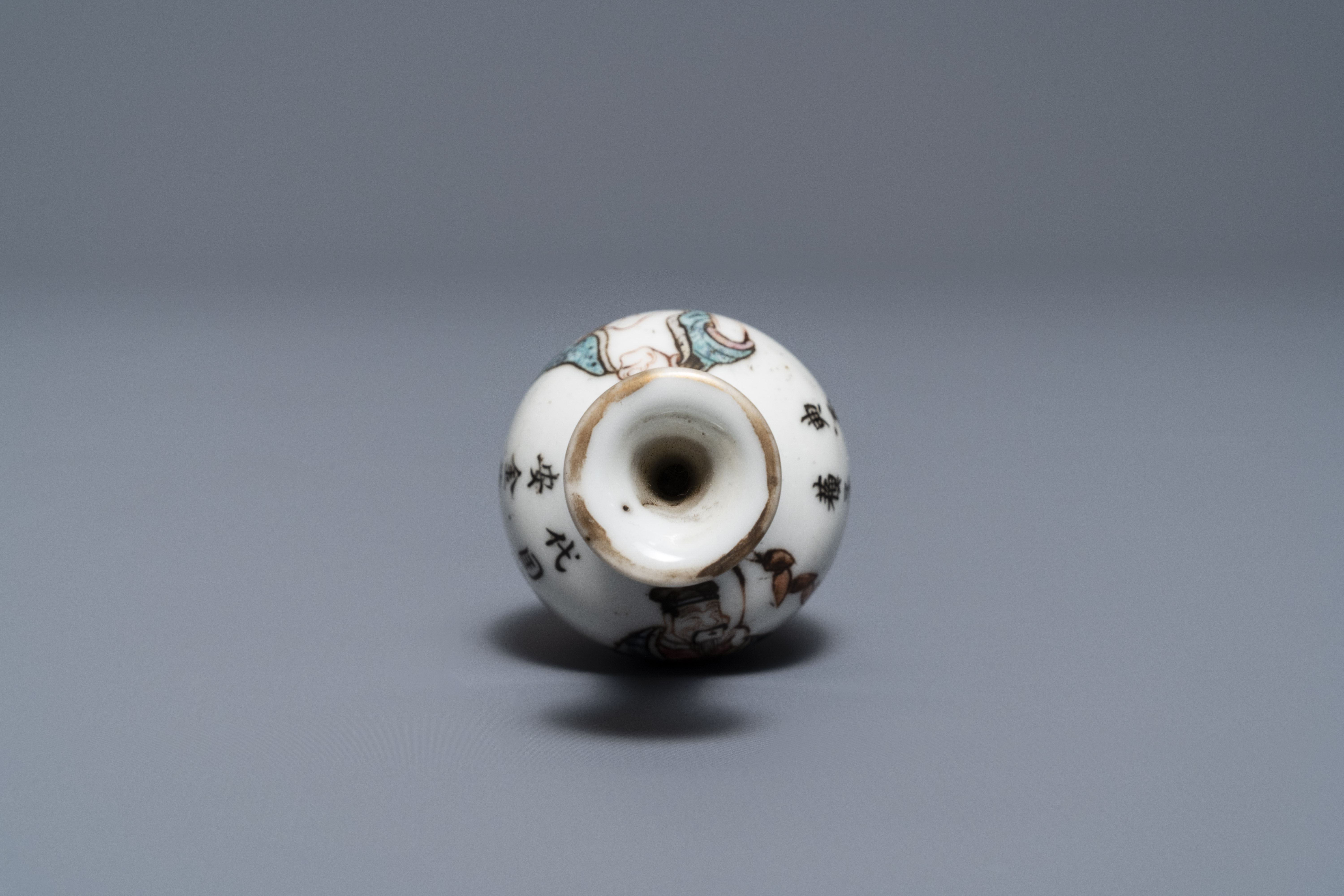 A Chinese famille rose miniature 'Wu Shuang Pu' vase, 19th C. - Image 5 of 6