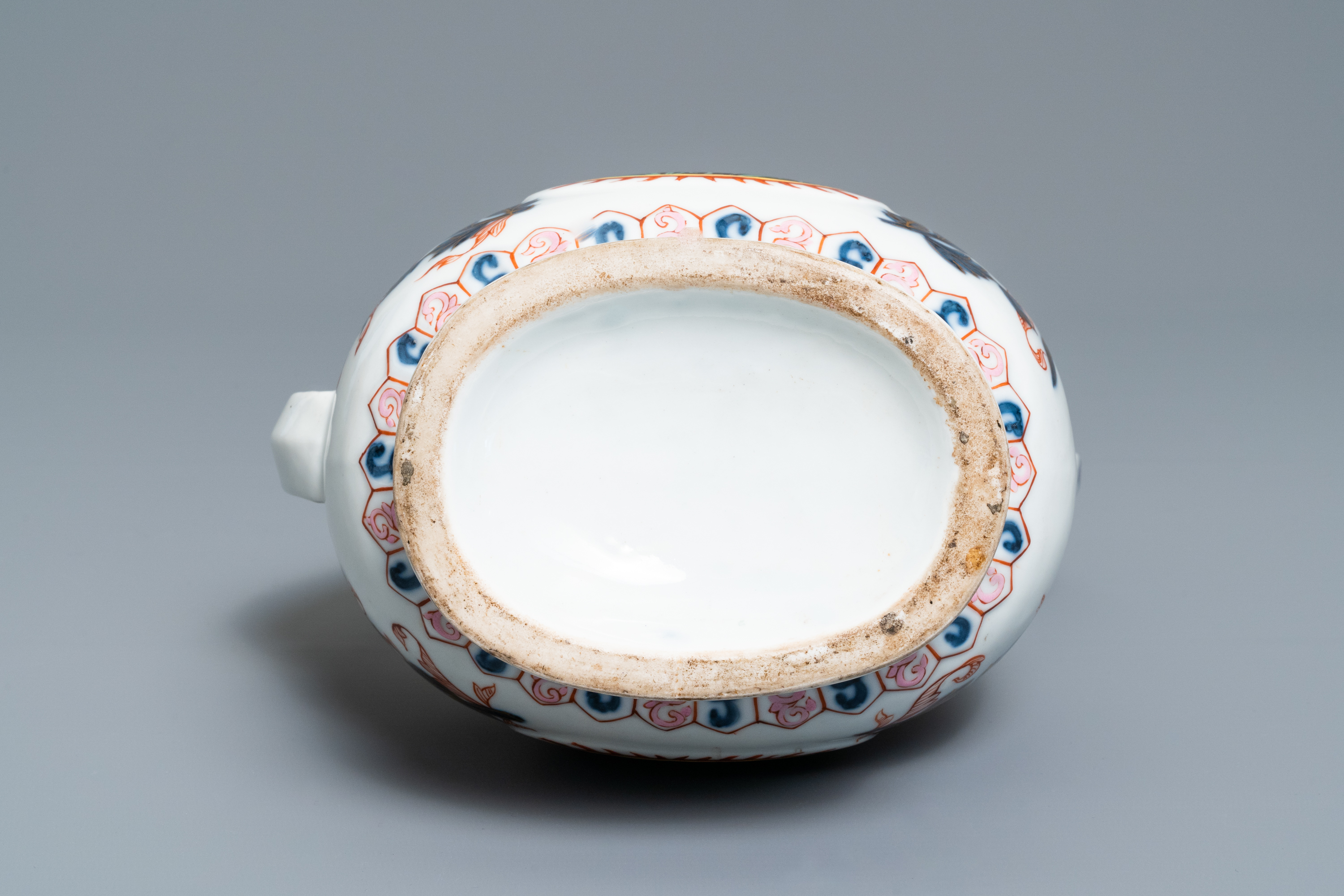 A rose-Imari 'aftaba' ewer for the Islamic market, Samson, Parijs, 19th C. - Image 7 of 7