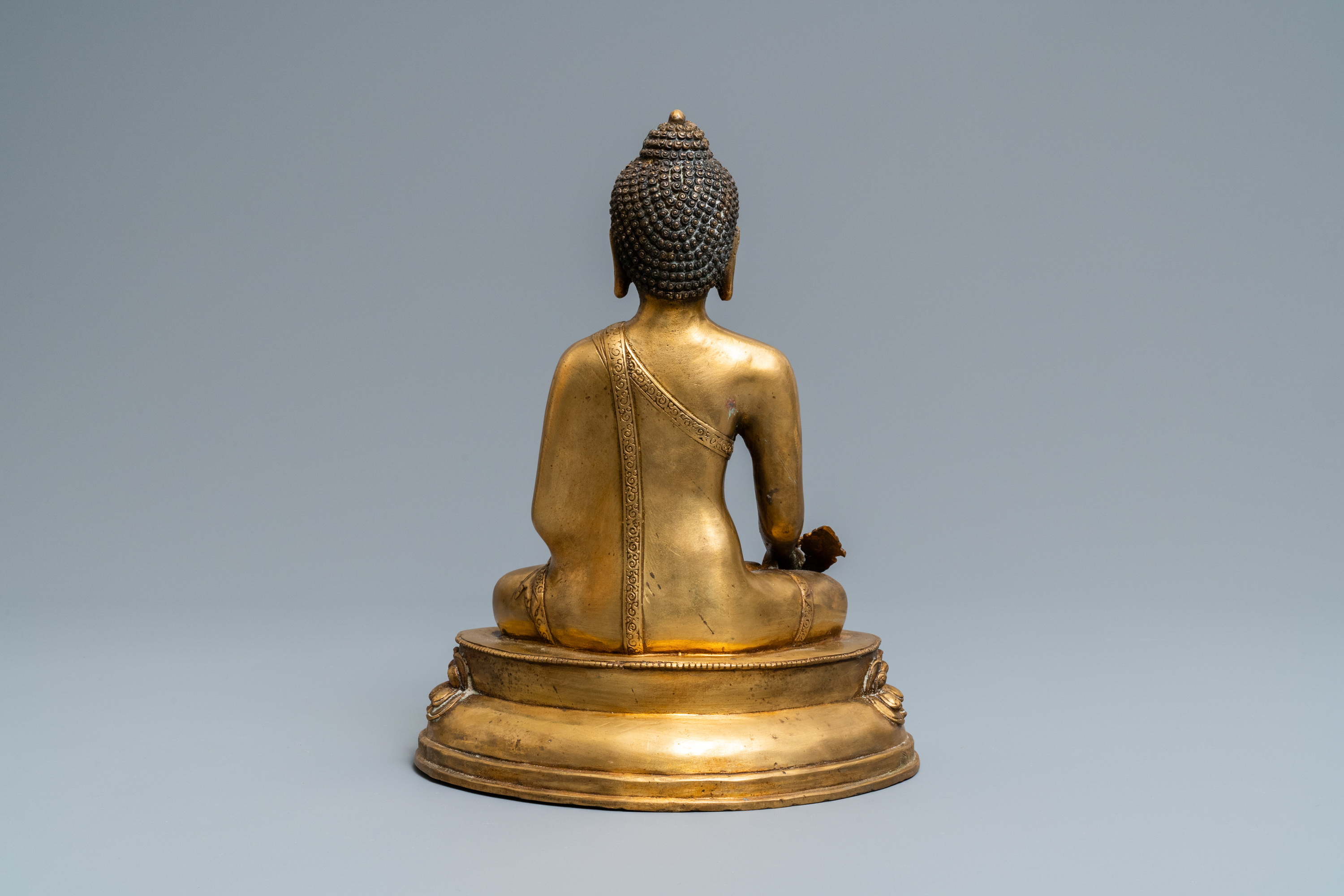 A Tibetan gilt bronze figure of Buddha, early 20th C. - Image 3 of 8