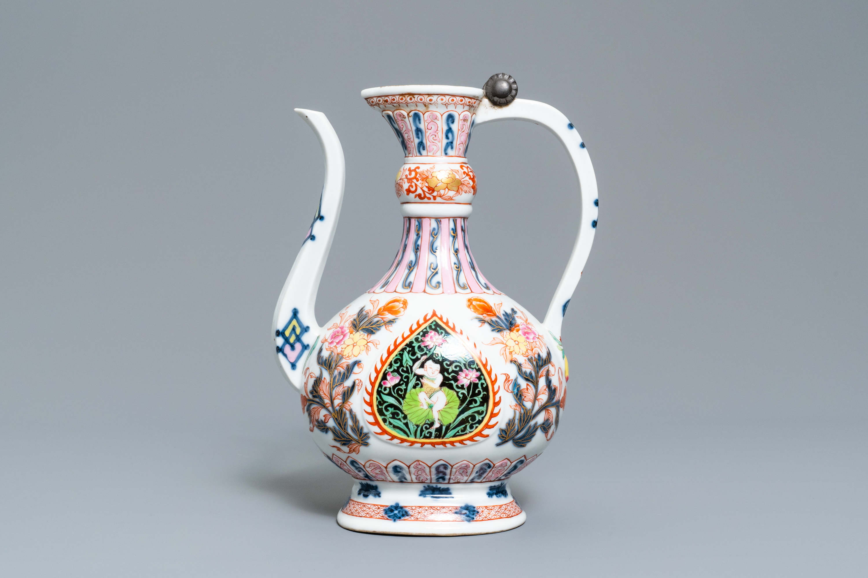 A rose-Imari 'aftaba' ewer for the Islamic market, Samson, Parijs, 19th C. - Image 4 of 7