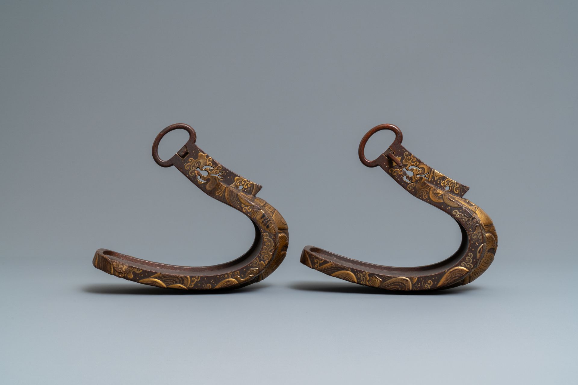 A Japanese gilt-lacquered 'kura' saddle with matching 'abumi' stirrups, Muromachi, 16th C. - Image 3 of 17