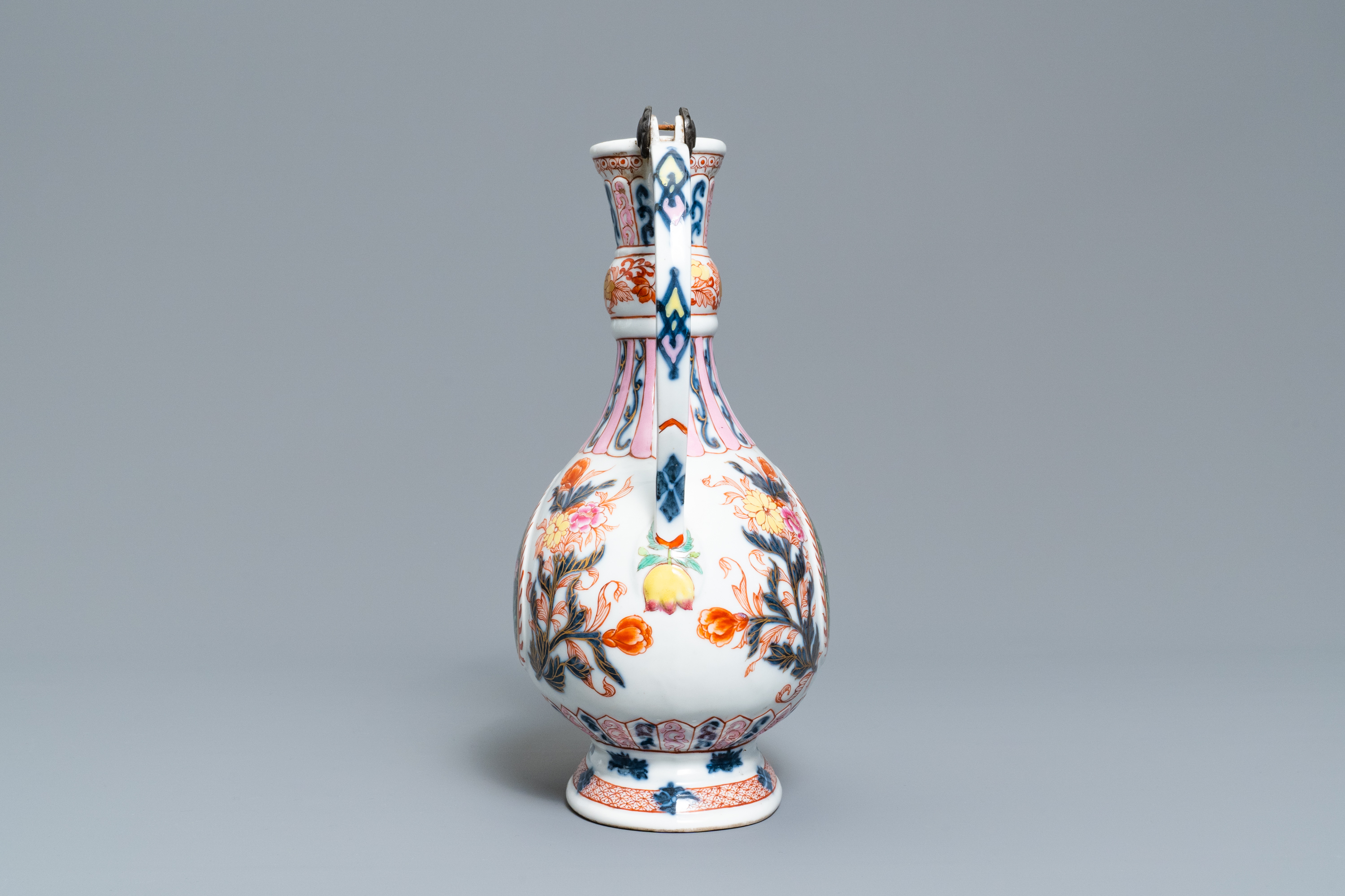 A rose-Imari 'aftaba' ewer for the Islamic market, Samson, Parijs, 19th C. - Image 5 of 7