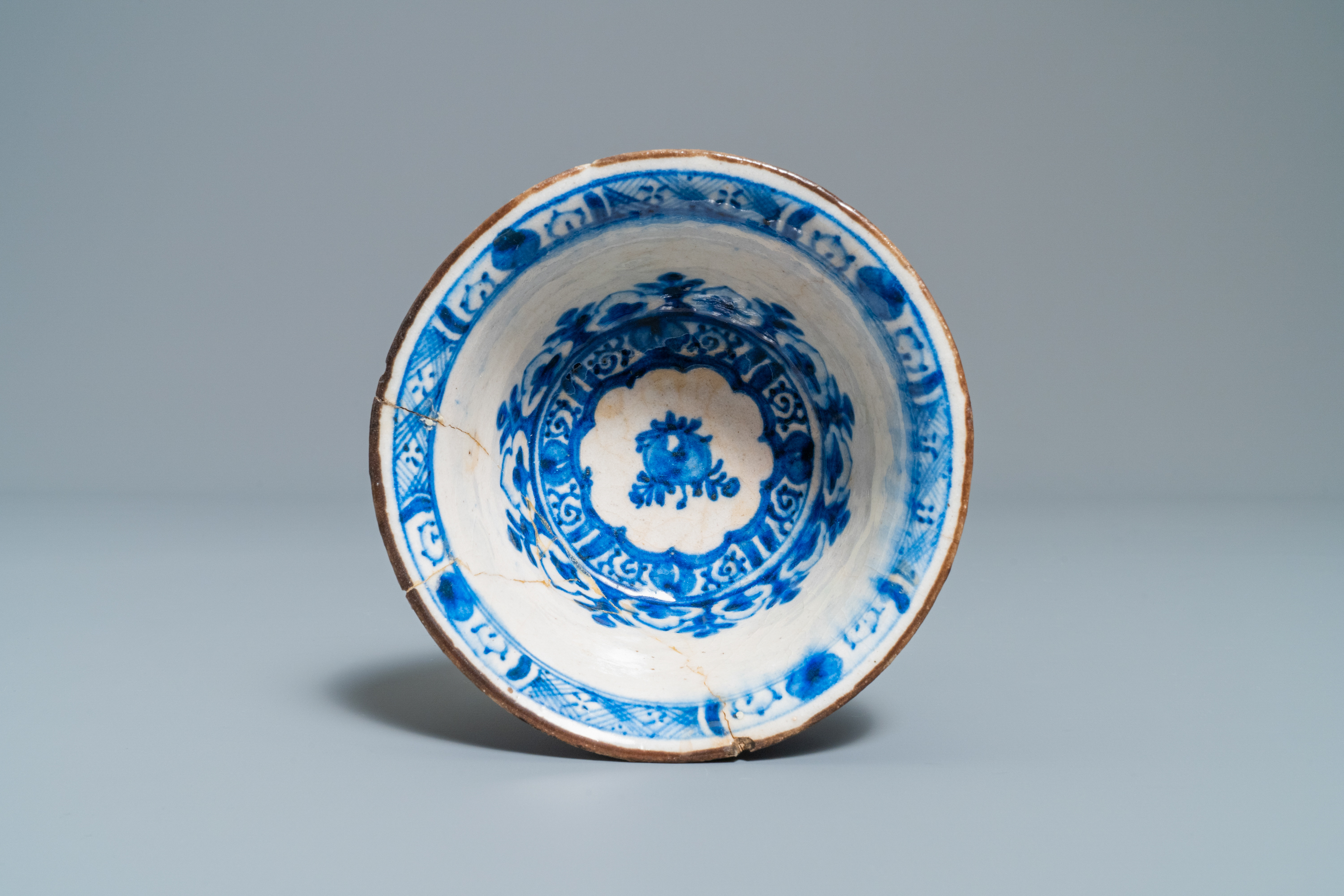 A Persian blue and white vase, a bowl and a dish, Syria and/or Iran, 18/19th C. - Image 12 of 15