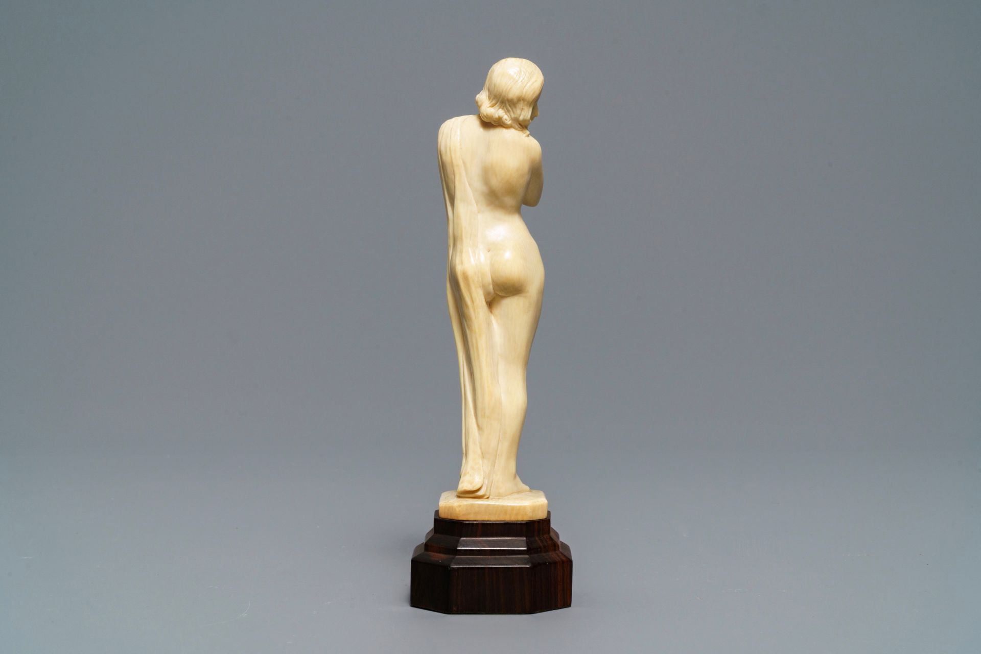 A carved ivory Art Deco figure of a naked lady, 1st half 20th C. - Image 4 of 7