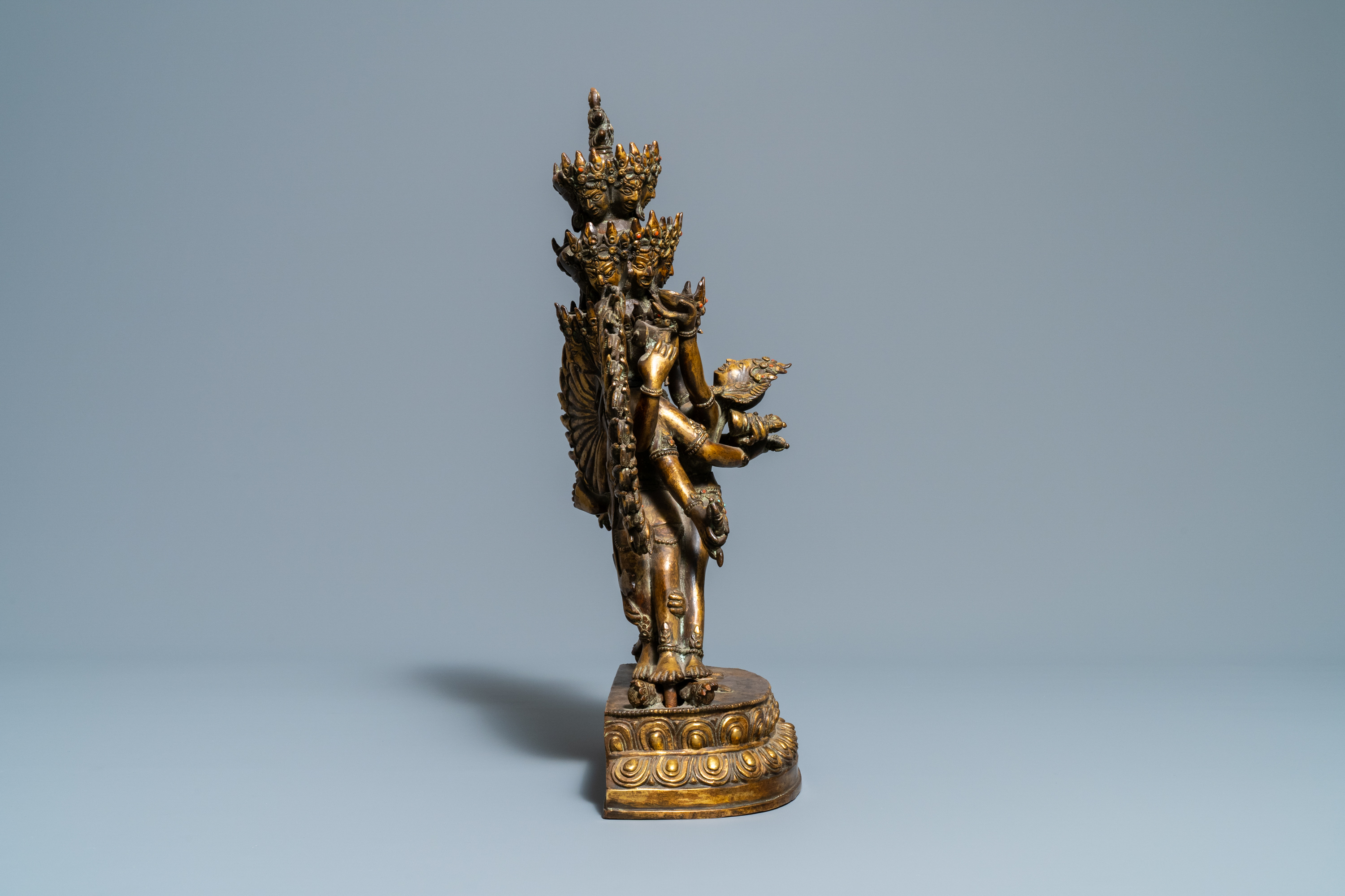 A large Sino-Tibetan coral-inlaid gilt bronze figure of Kapaladhara Hevajra, 18/19th C. - Image 5 of 15