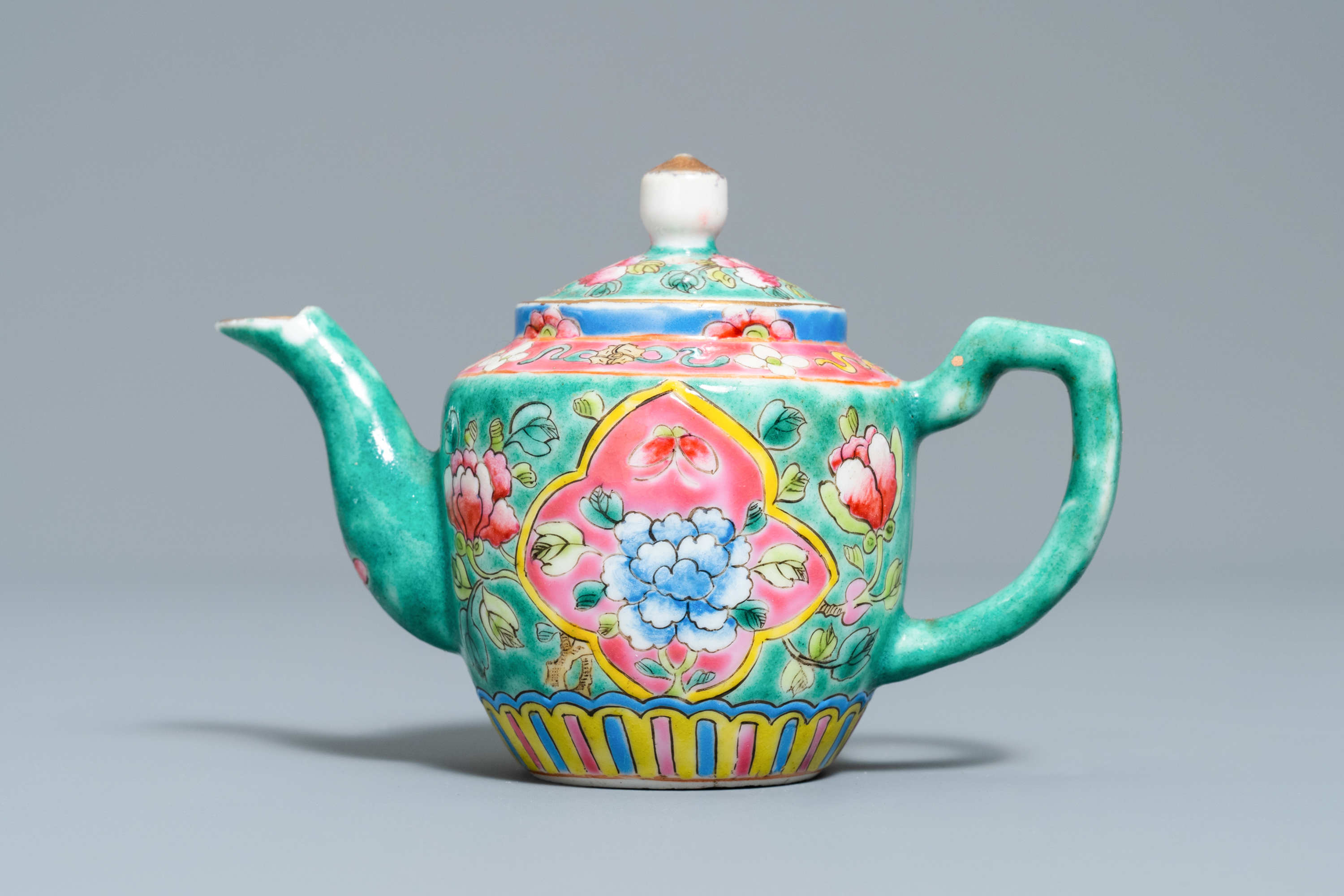 A Chinese turquoise-ground famille rose ewer for the Straits or Peranakan market, 19th C. - Image 2 of 7