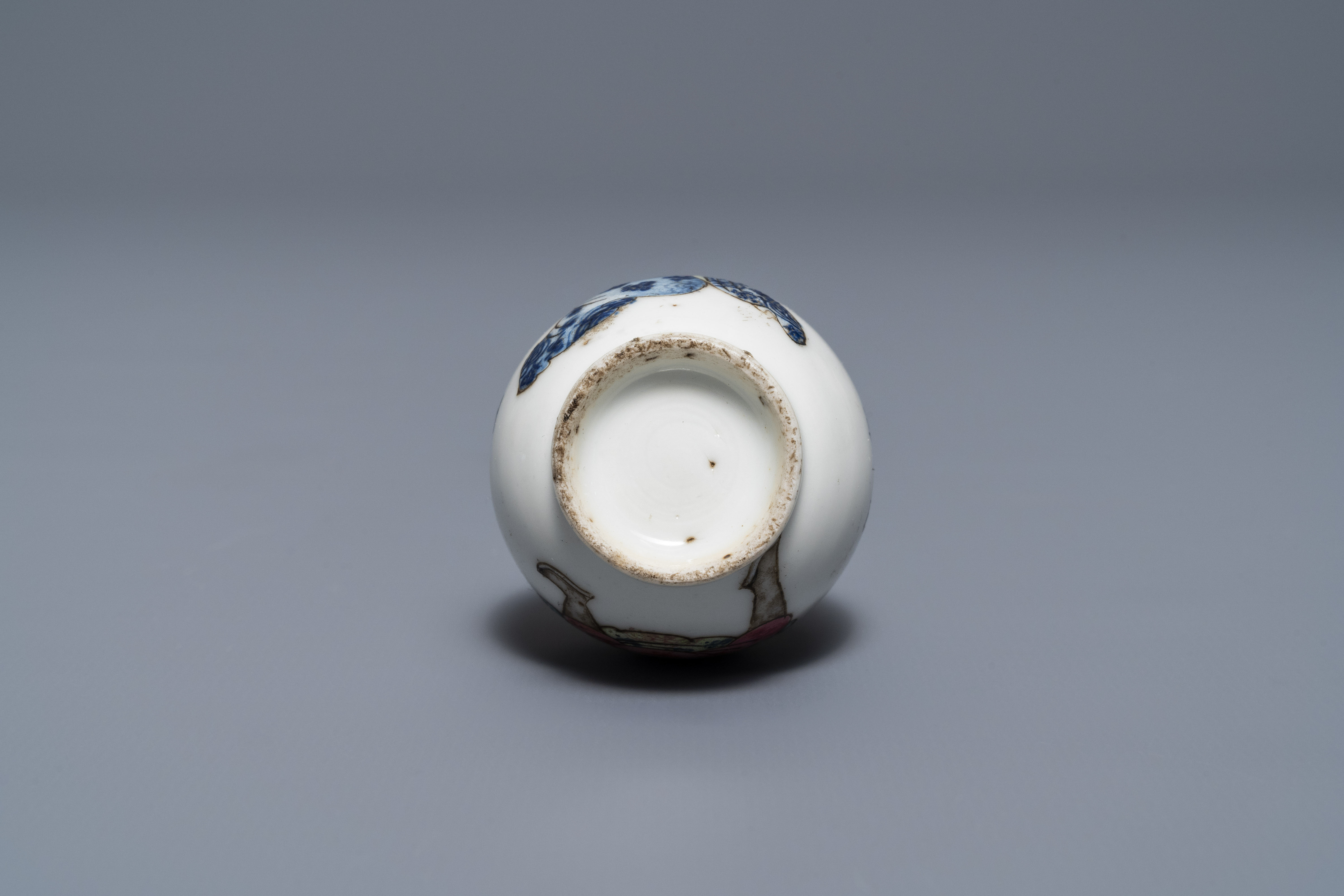 A Chinese famille rose miniature 'Wu Shuang Pu' vase, 19th C. - Image 6 of 6