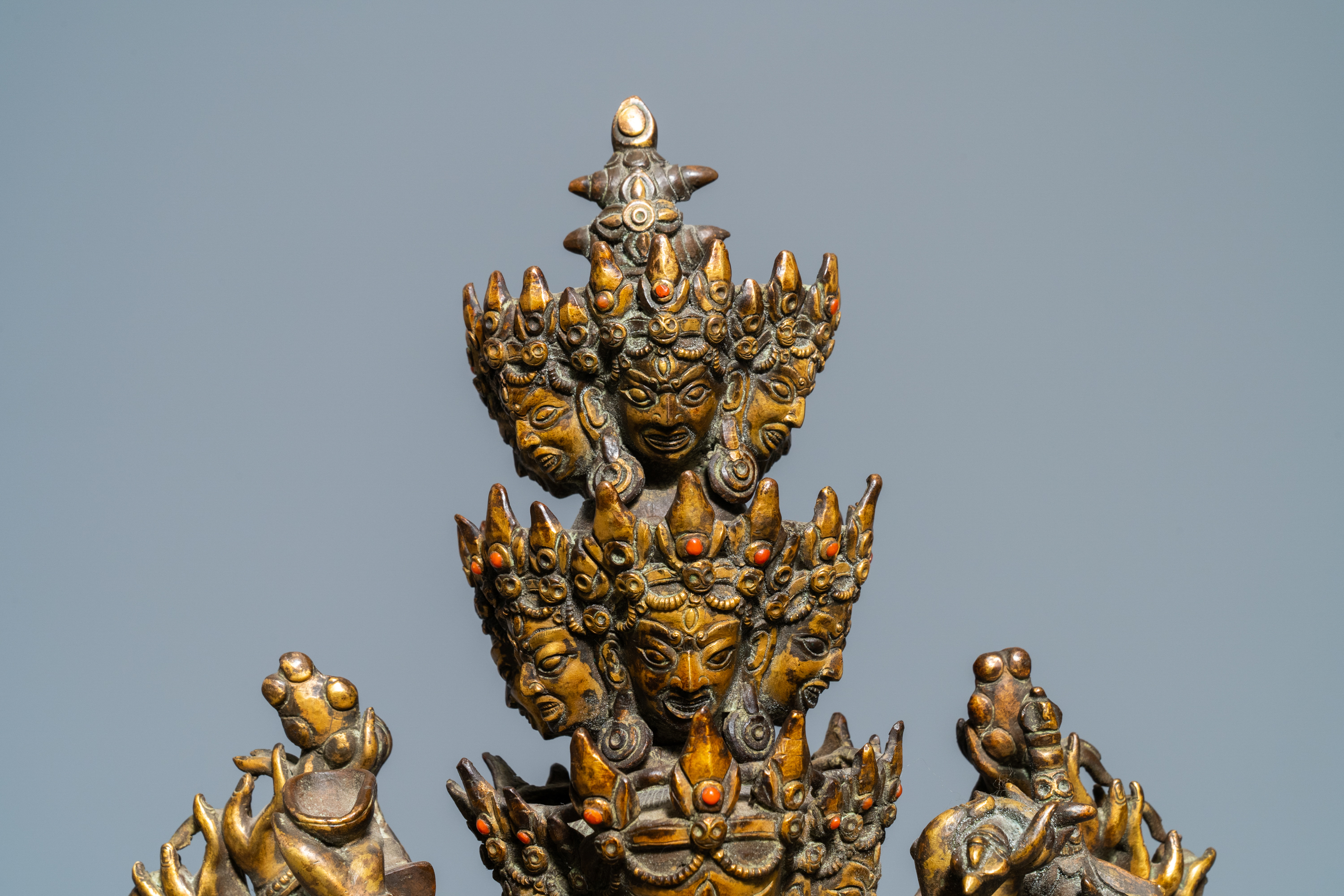 A large Sino-Tibetan coral-inlaid gilt bronze figure of Kapaladhara Hevajra, 18/19th C. - Image 8 of 15