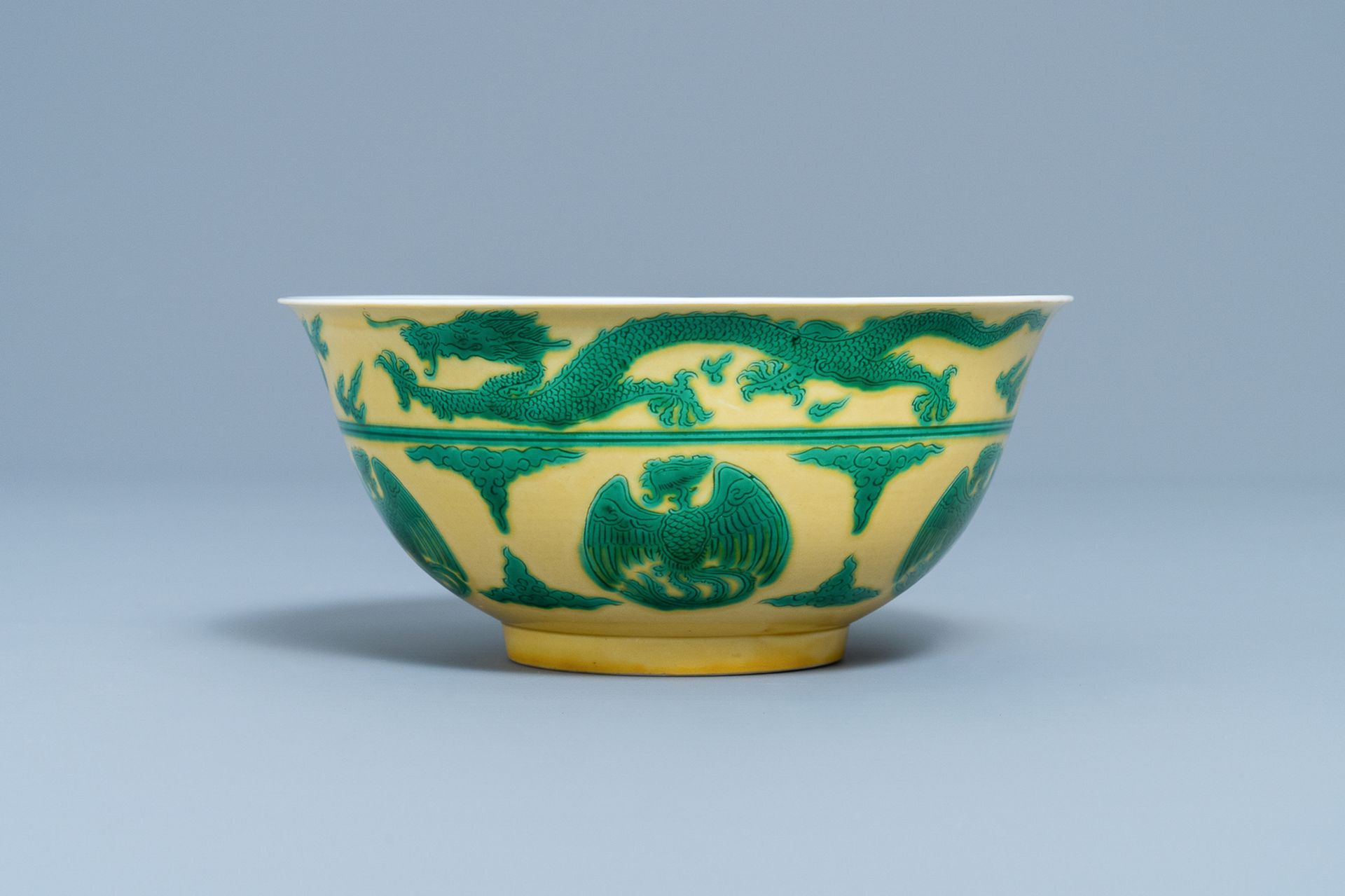 An imperial Chinese green & yellow enamelled 'dragon and phoenix' bowl, Kangxi mark & of the period - Bild 3 aus 9