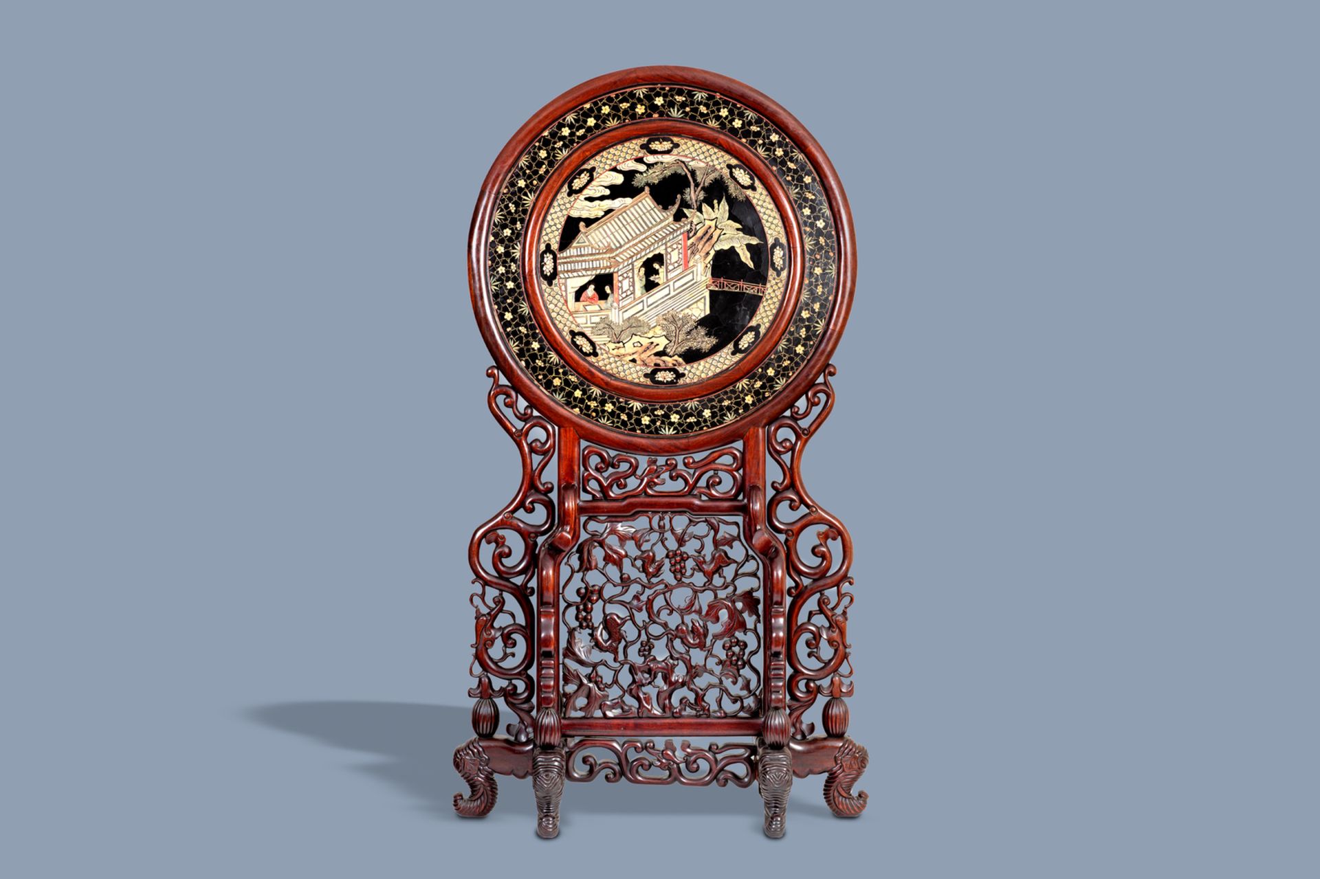 A massive Chinese carved wooden screen with a round famille verte plaque and polychrome lacquer, 19t - Bild 2 aus 9