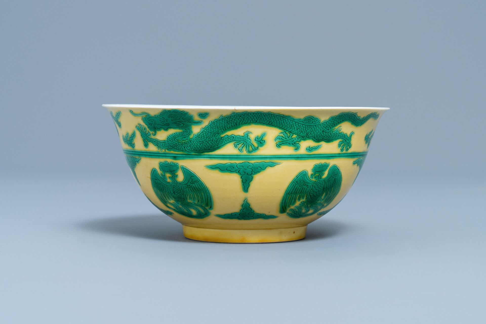 An imperial Chinese green & yellow enamelled 'dragon and phoenix' bowl, Kangxi mark & of the period - Bild 6 aus 9