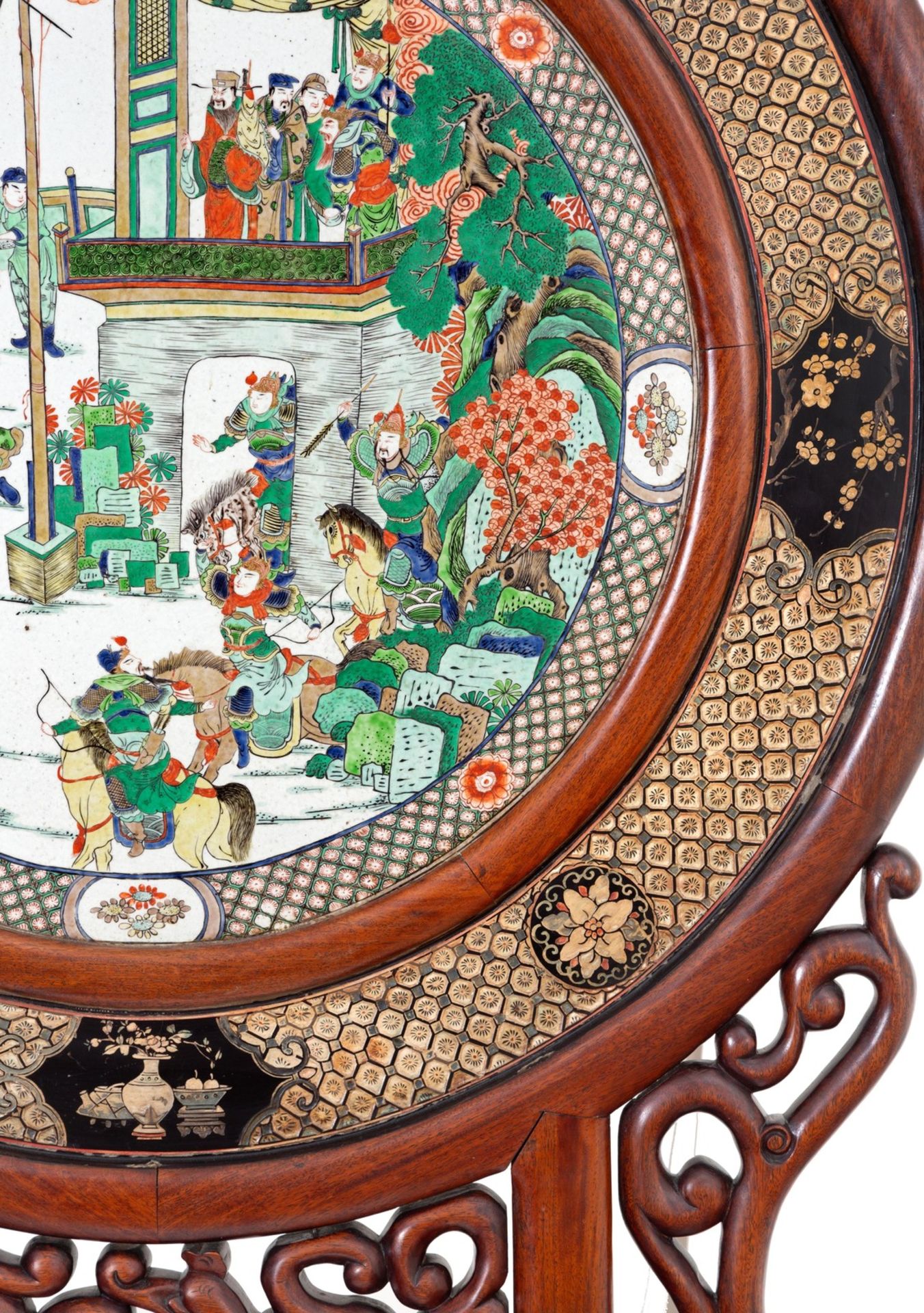 A massive Chinese carved wooden screen with a round famille verte plaque and polychrome lacquer, 19t - Bild 5 aus 9
