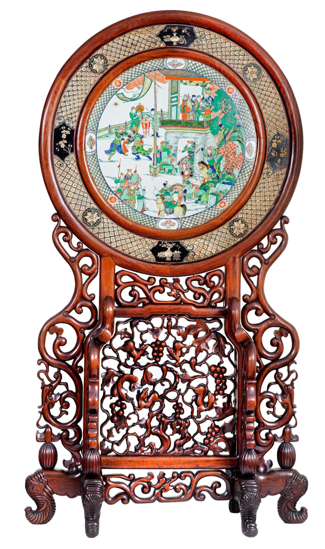 A massive Chinese carved wooden screen with a round famille verte plaque and polychrome lacquer, 19t - Bild 3 aus 9