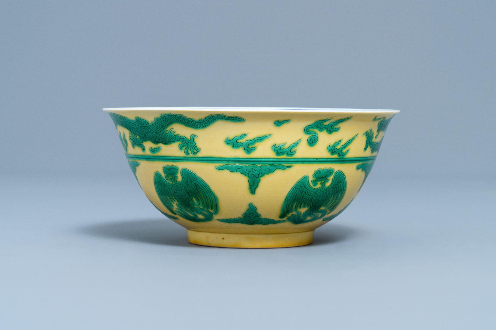 An imperial Chinese green & yellow enamelled 'dragon and phoenix' bowl, Kangxi mark & of the period - Bild 7 aus 9