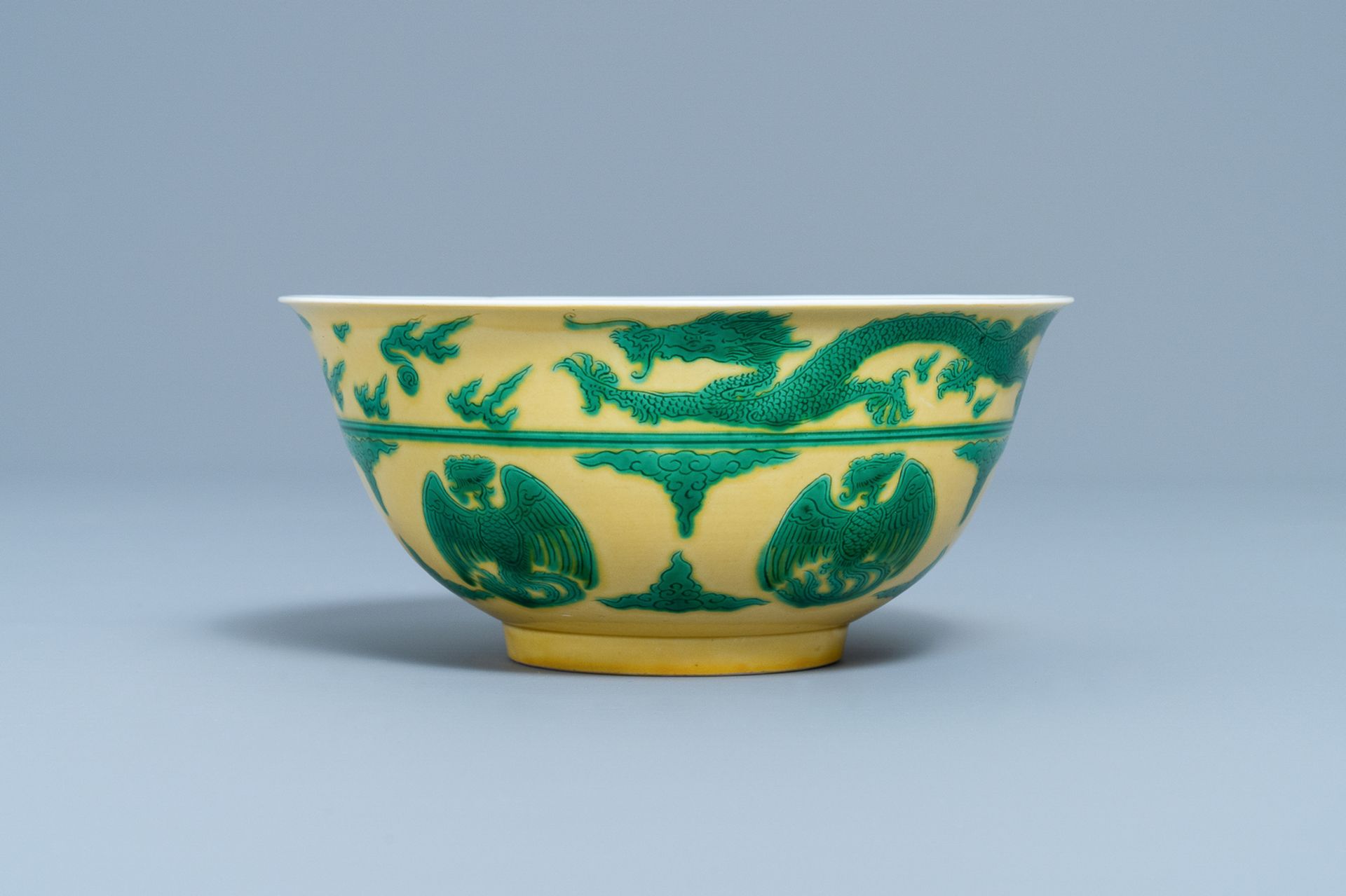 An imperial Chinese green & yellow enamelled 'dragon and phoenix' bowl, Kangxi mark & of the period - Bild 2 aus 9