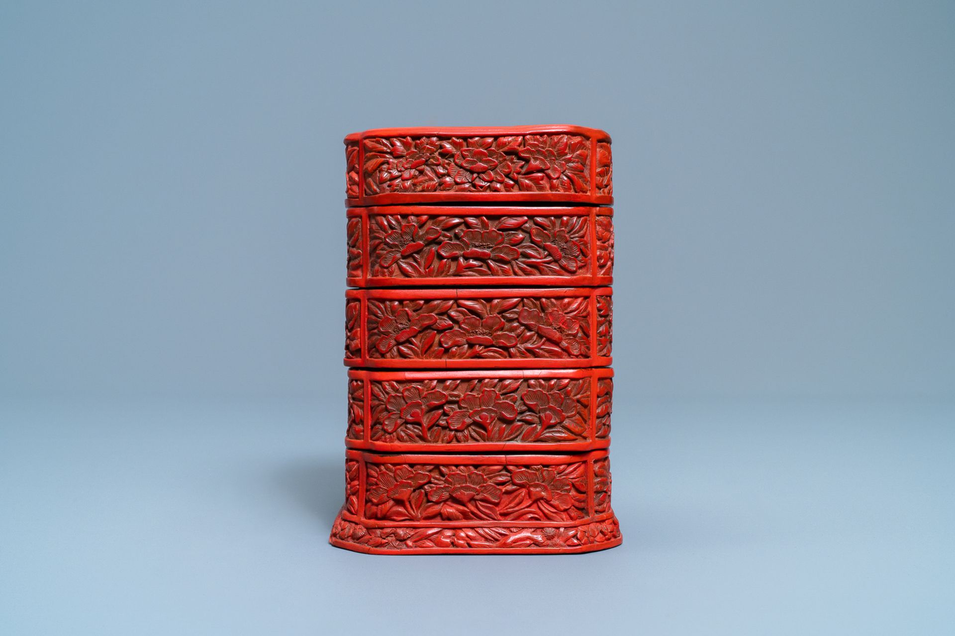 A Chinese red cinnabar lacquer four-tiered box, Wanli - Bild 5 aus 9