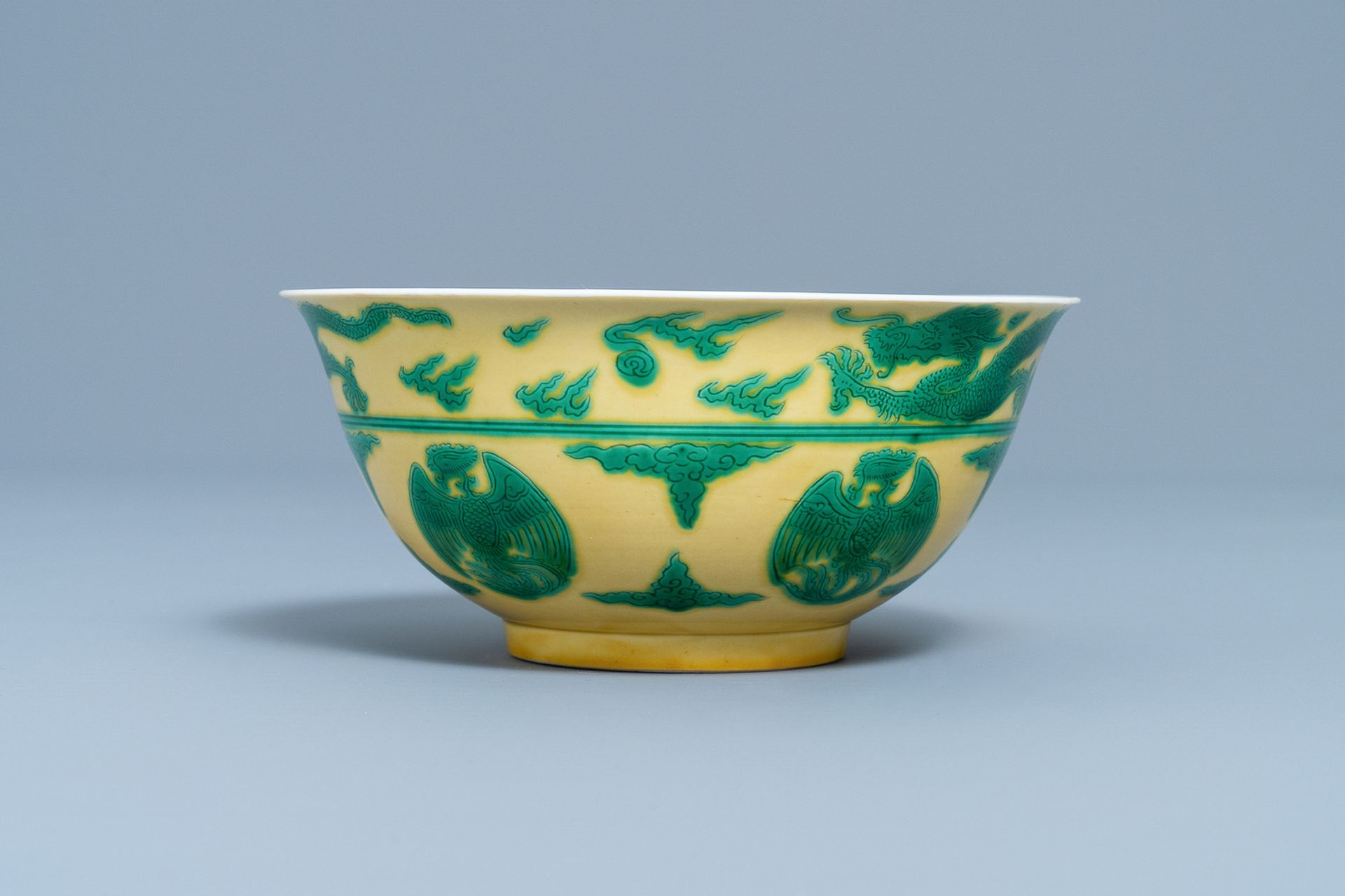 An imperial Chinese green & yellow enamelled 'dragon and phoenix' bowl, Kangxi mark & of the period - Bild 5 aus 9