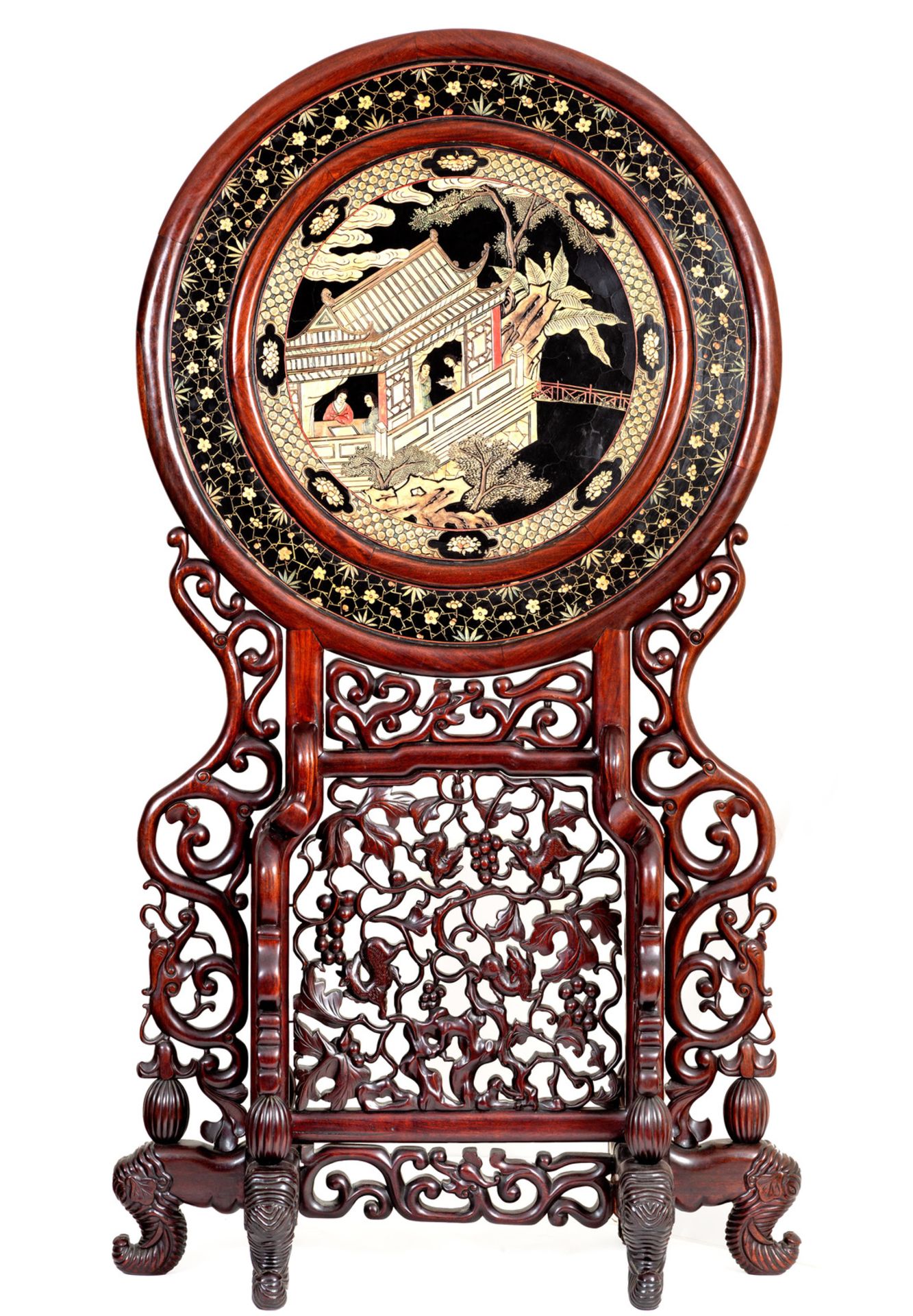 A massive Chinese carved wooden screen with a round famille verte plaque and polychrome lacquer, 19t - Bild 4 aus 9