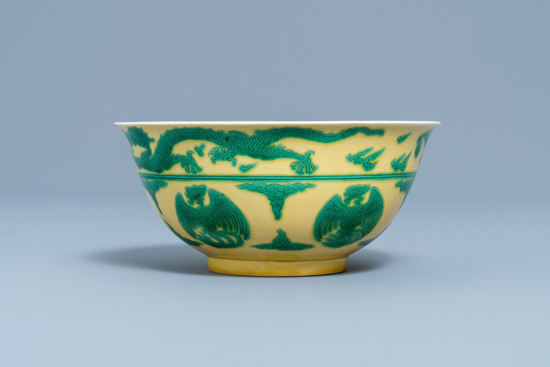 An imperial Chinese green & yellow enamelled 'dragon and phoenix' bowl, Kangxi mark & of the period - Bild 4 aus 9
