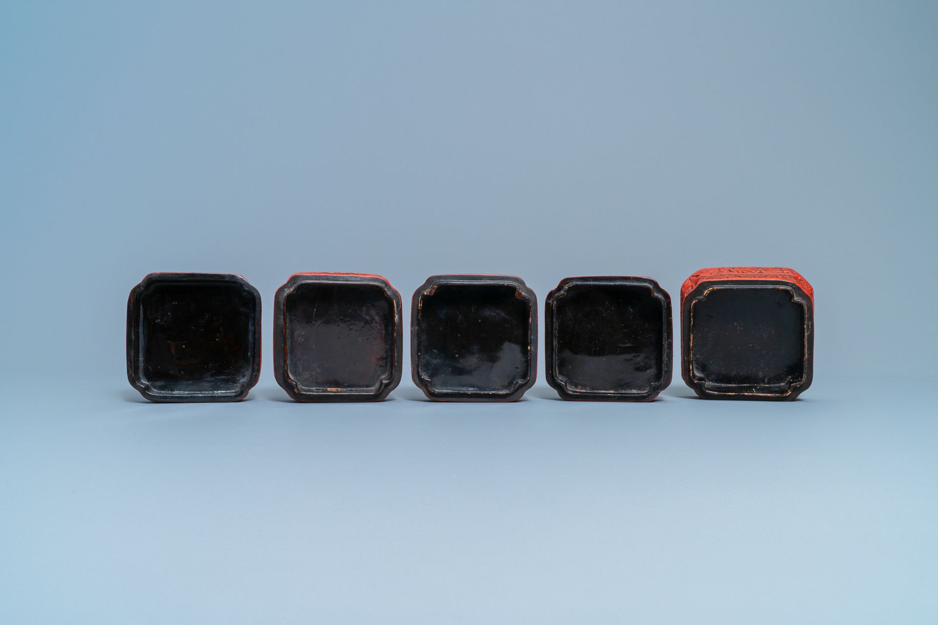 A Chinese red cinnabar lacquer four-tiered box, Wanli - Bild 3 aus 9