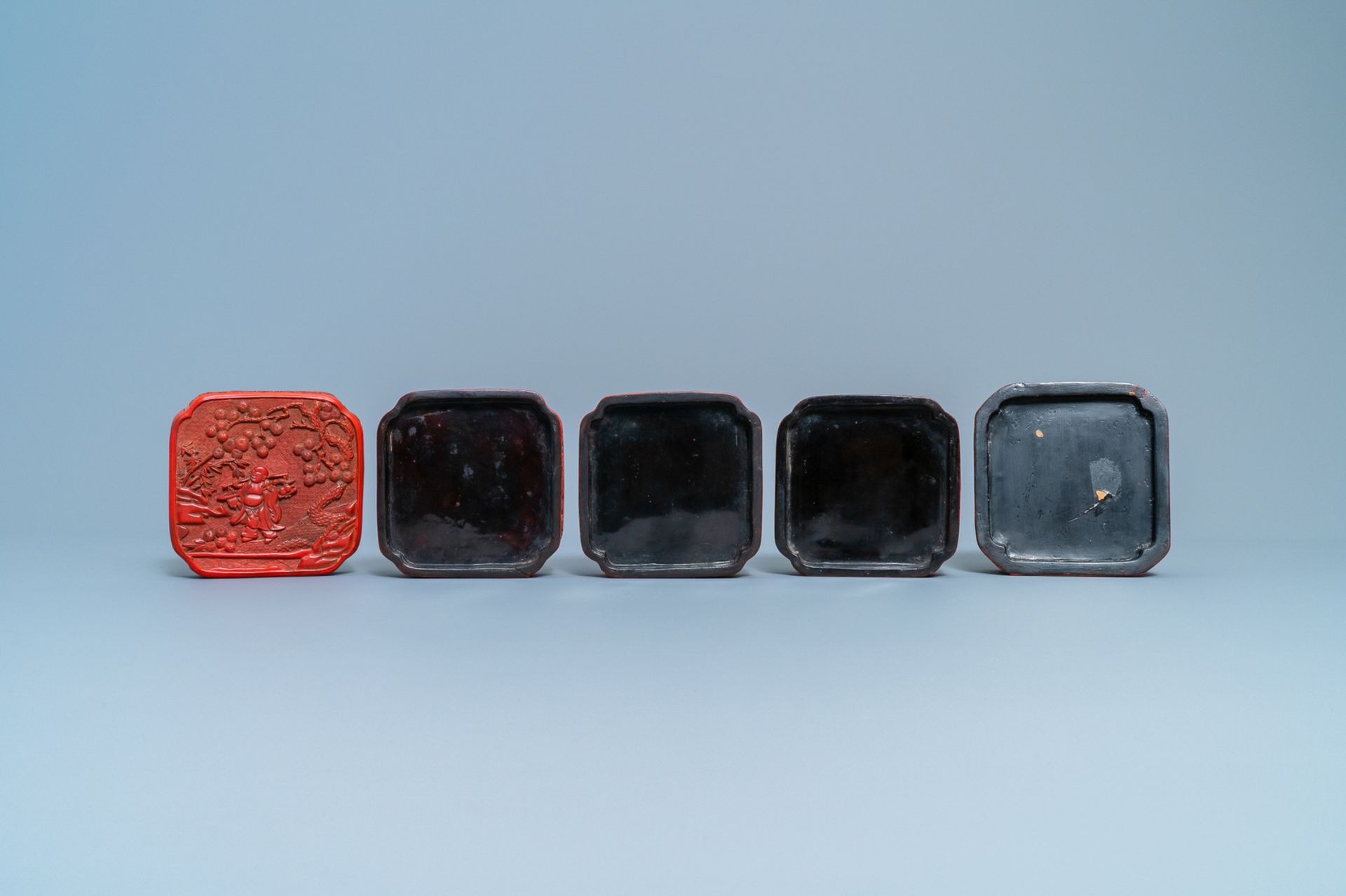 A Chinese red cinnabar lacquer four-tiered box, Wanli - Bild 4 aus 9