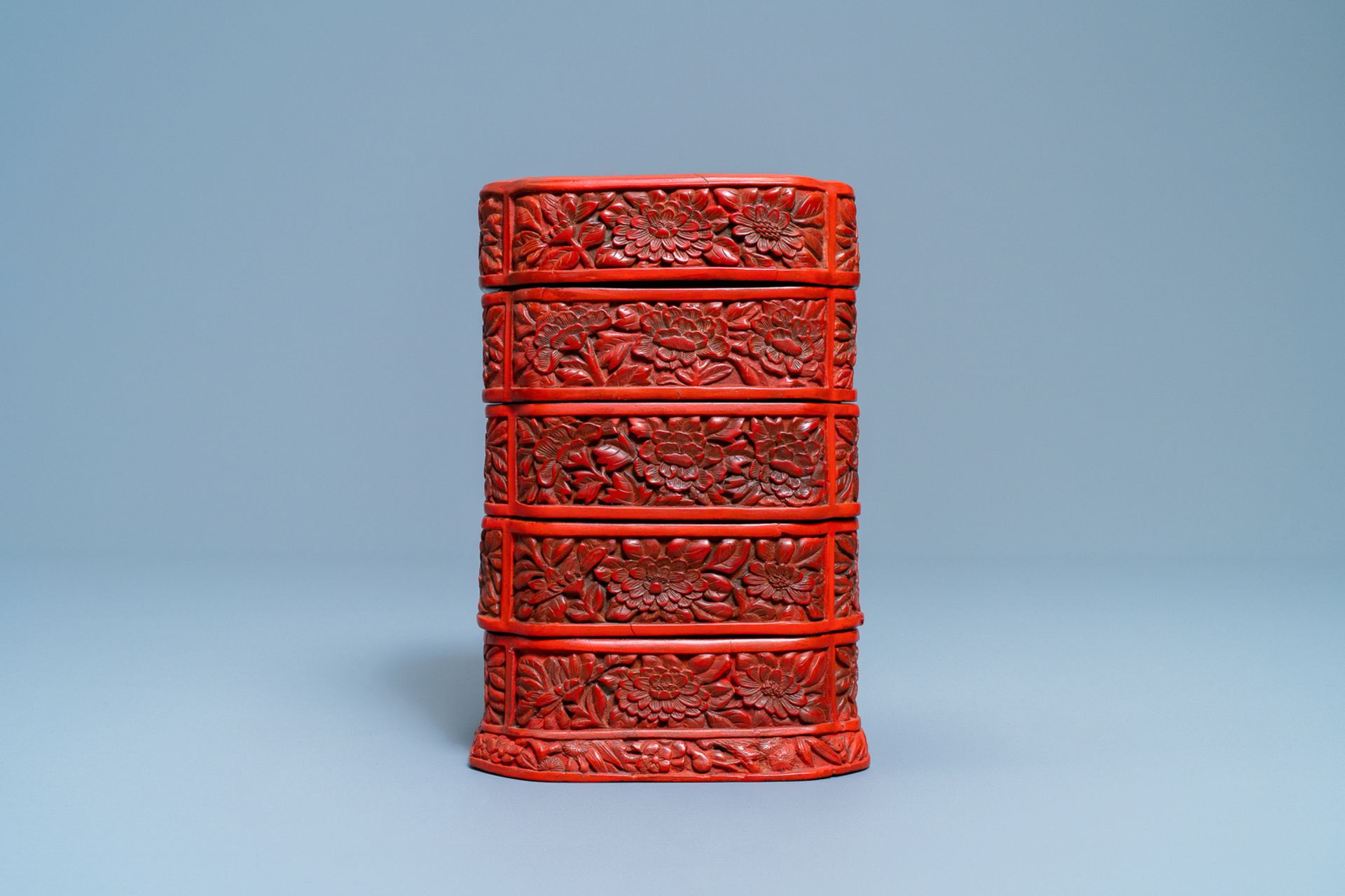 A Chinese red cinnabar lacquer four-tiered box, Wanli - Bild 6 aus 9