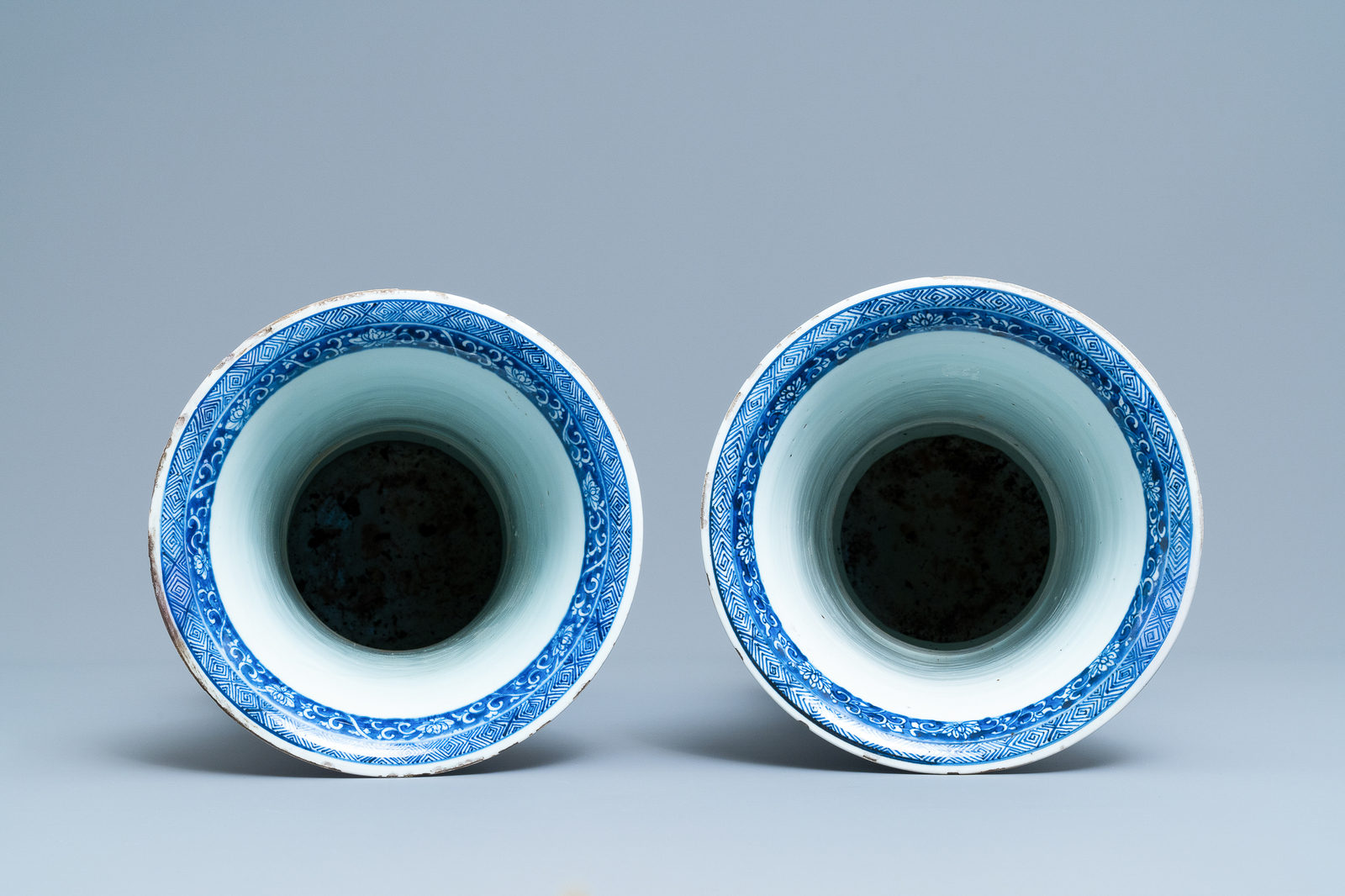 A pair of large Chinese blue and white 'Long Eliza' beaker vases, Kangxi - Image 5 of 6