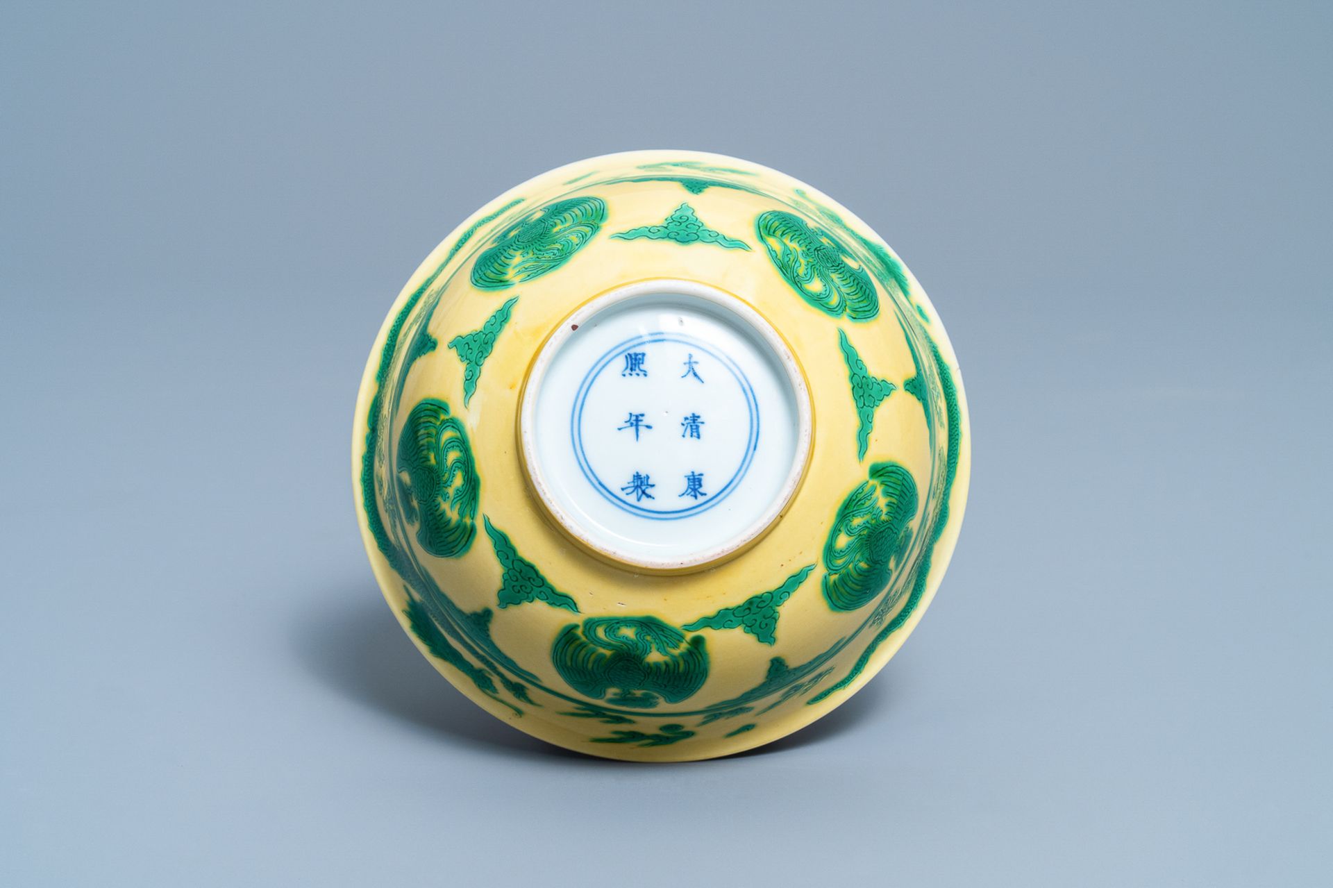 An imperial Chinese green & yellow enamelled 'dragon and phoenix' bowl, Kangxi mark & of the period - Bild 9 aus 9