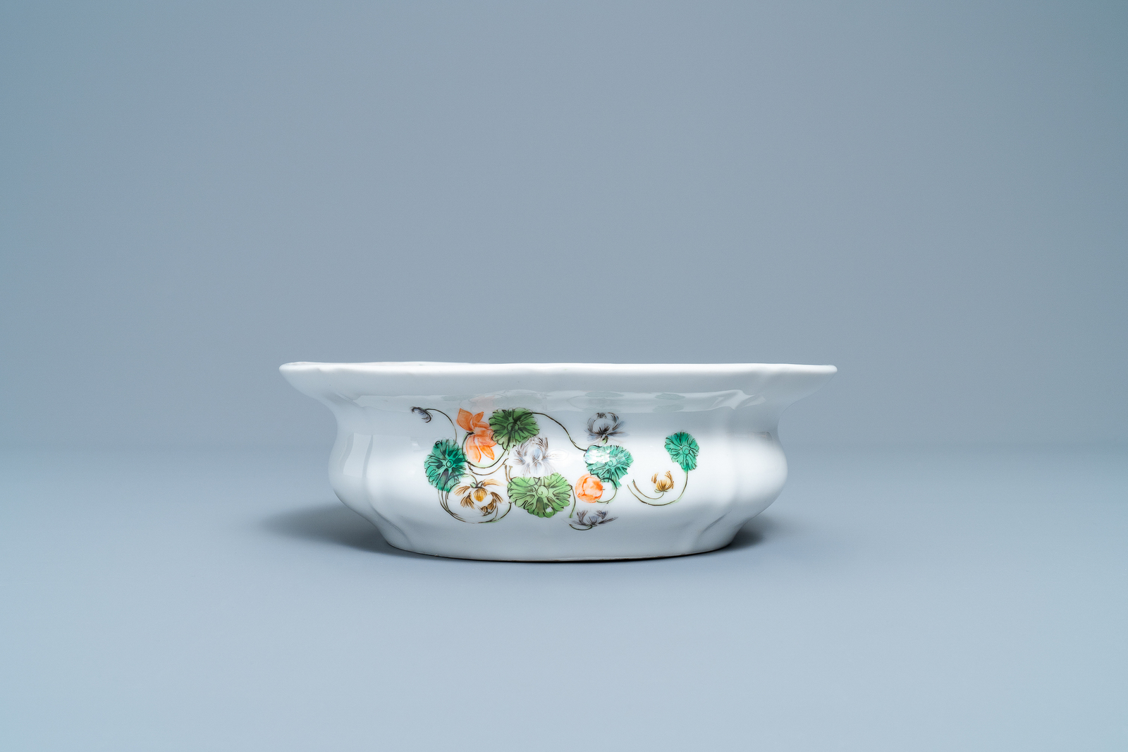 A rare KPM porcelain basin with Cantonese famille verte painting, China and Germany, 19th C. - Image 6 of 7