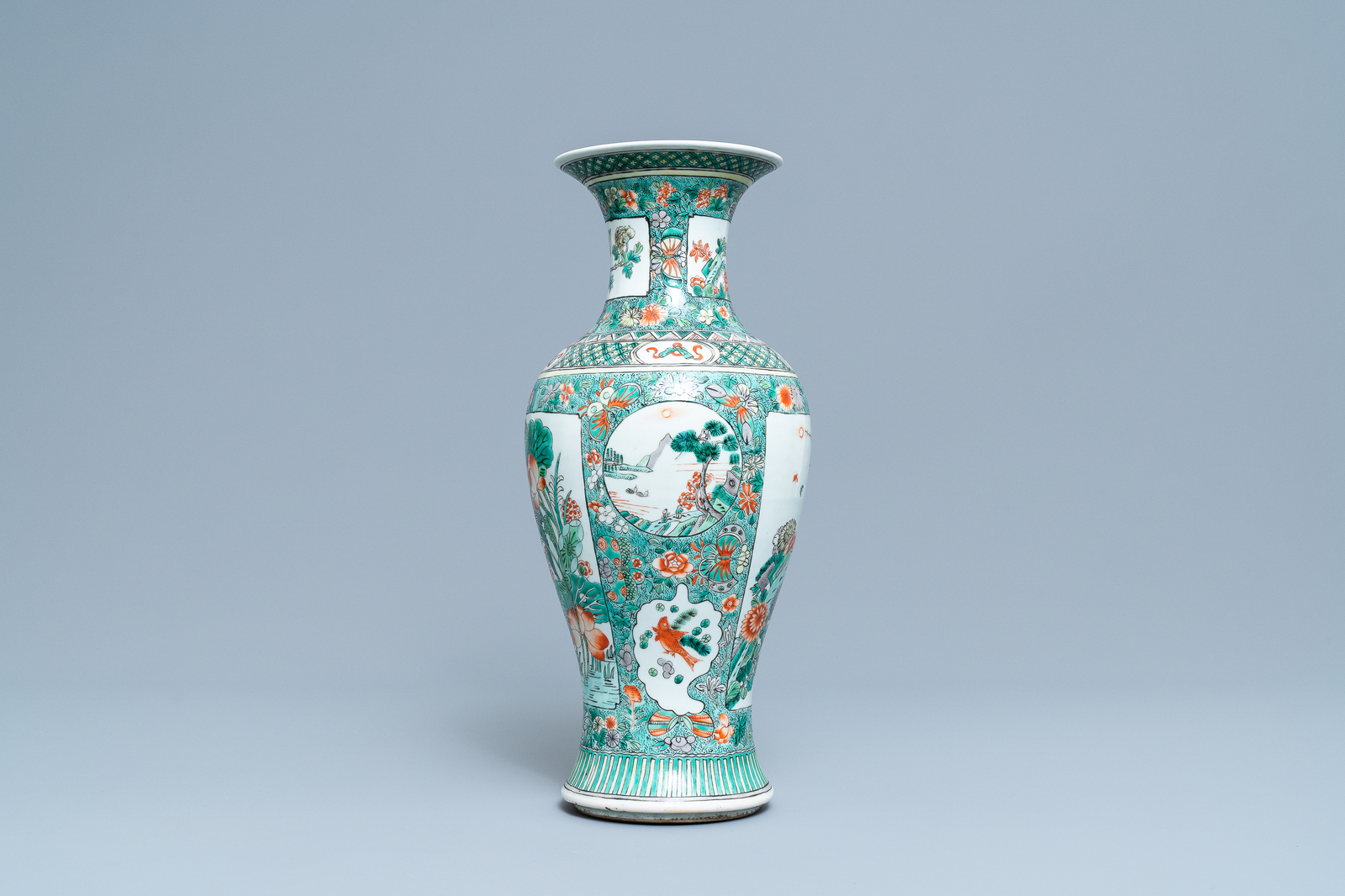 A Chinese famille verte vase, 19th C. - Image 4 of 6