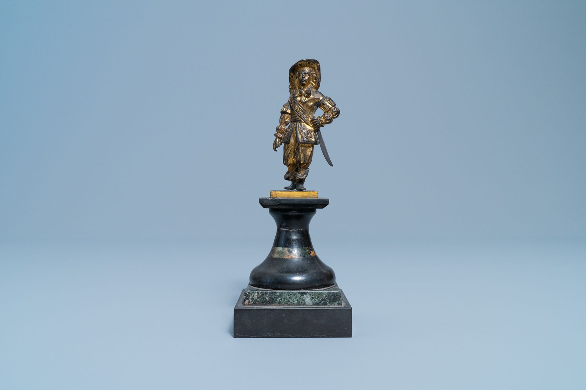 A Dutch gilt bronze model of a soldier, 17th C. - Image 2 of 7