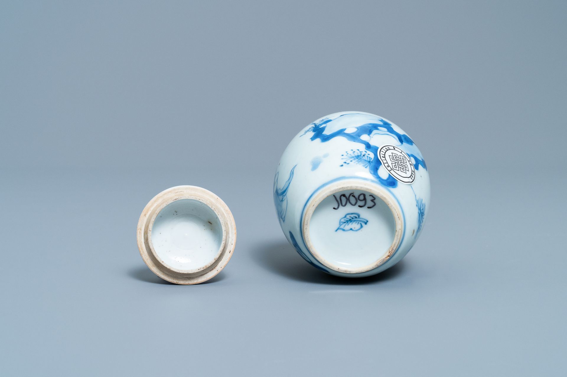 A Chinese blue and white covered tea caddy with playing boys, Kangxi - Image 6 of 6