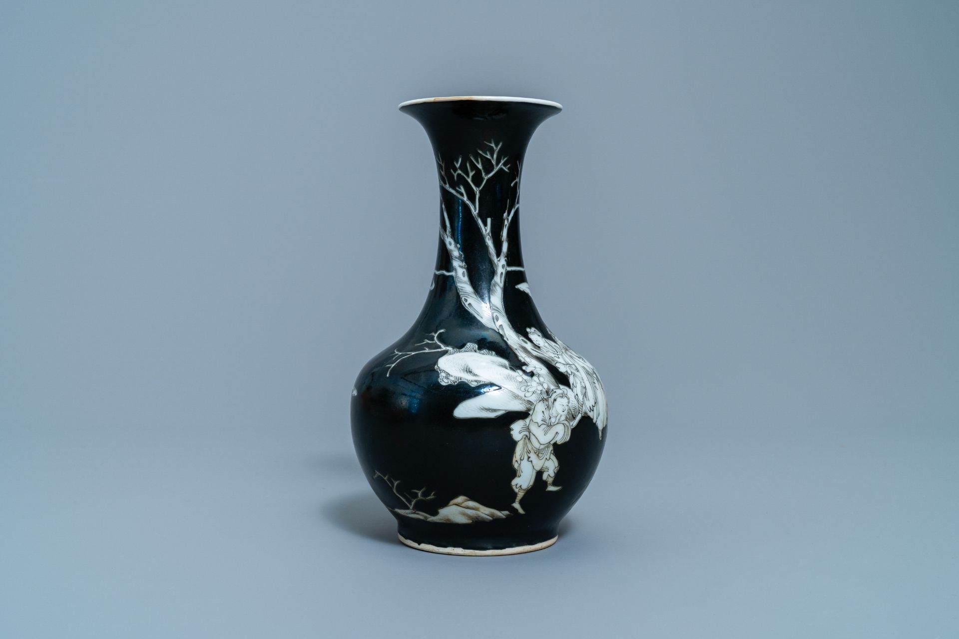 A Chinese black-ground grisaille and iron red vase and a snuff bottle, 18th C. - Image 6 of 14