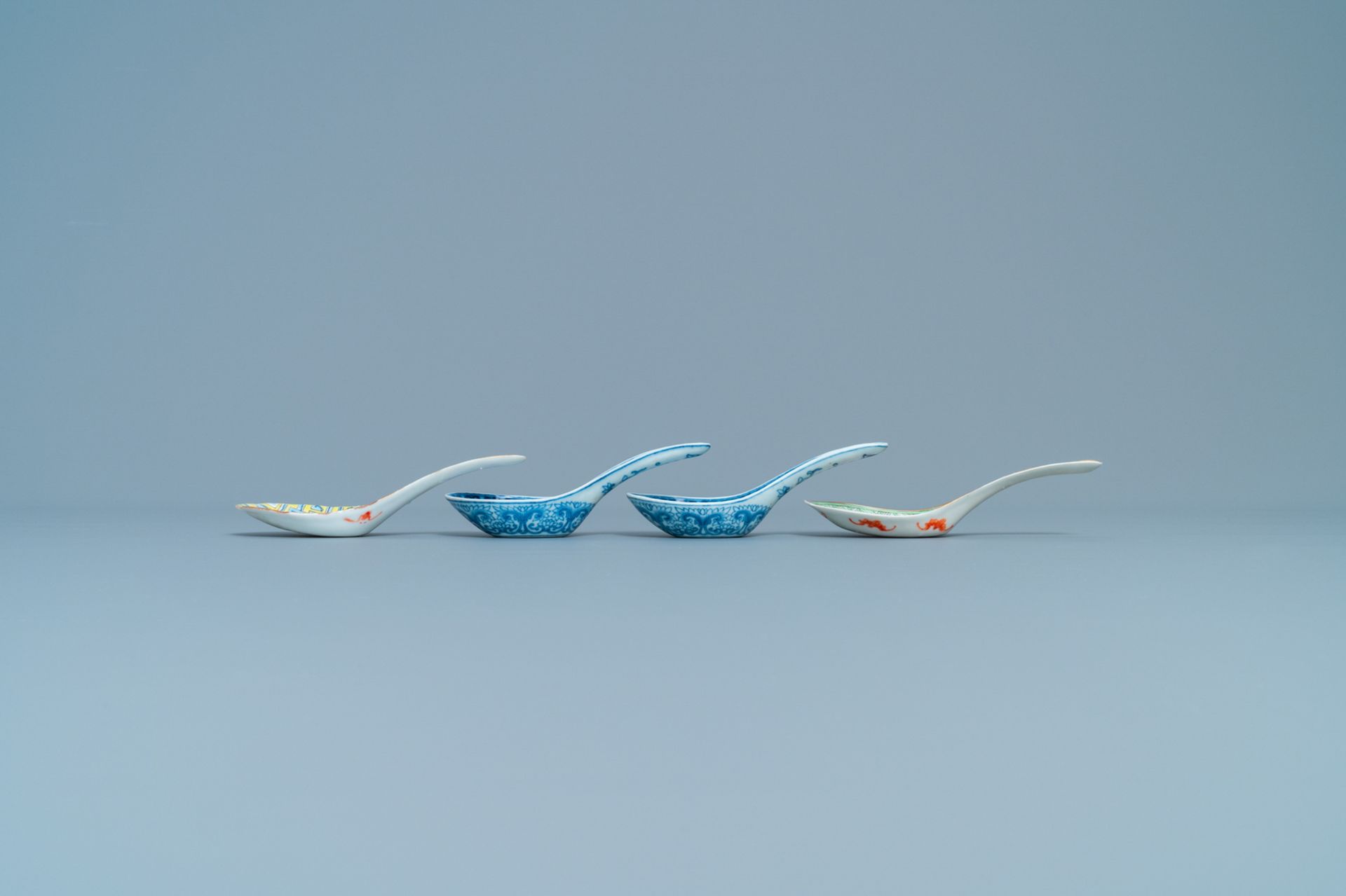 Four Chinese blue and white and famille rose spoons, 19th C. - Image 3 of 4