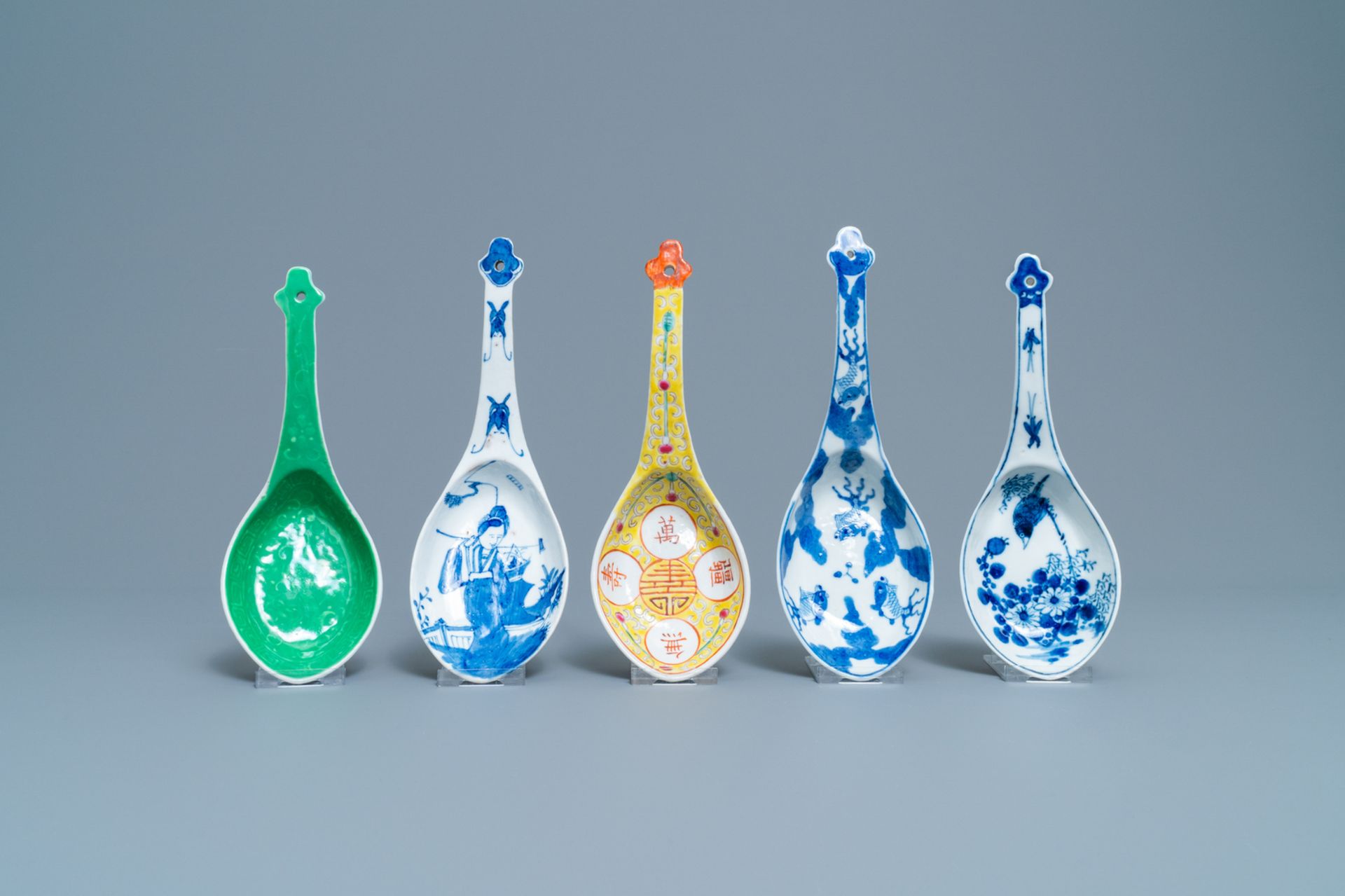Five large Chinese blue and white, famille rose and monochrome green spoons, 19/20th c. - Image 2 of 5
