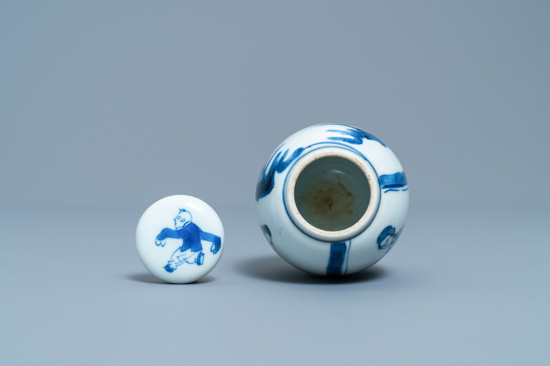 A Chinese blue and white covered tea caddy, Kangxi - Image 5 of 6