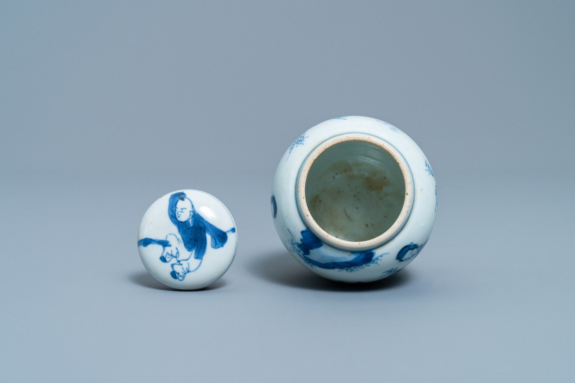 A Chinese blue and white covered tea caddy with playing boys, Kangxi - Image 5 of 6