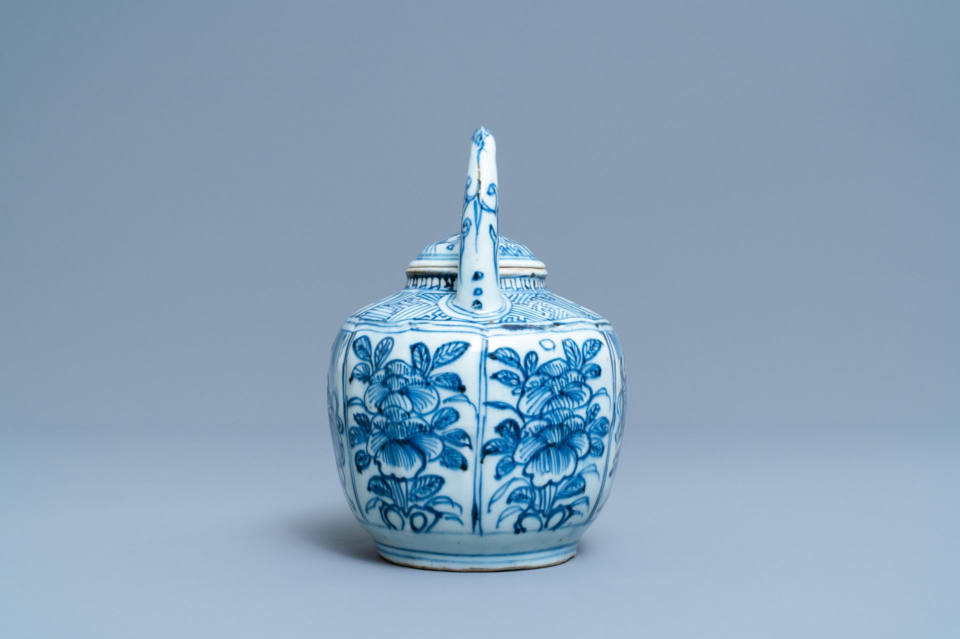 A Chinese blue and white wine ewer and cover, Wanli - Image 5 of 7