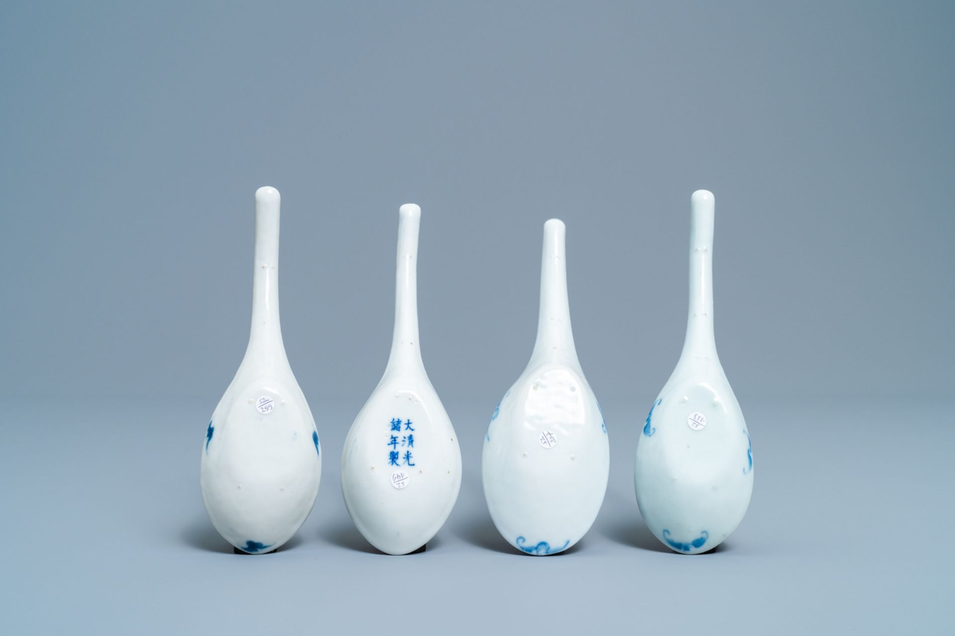 Four Chinese blue and white spoons, 19/20th C. - Image 2 of 4