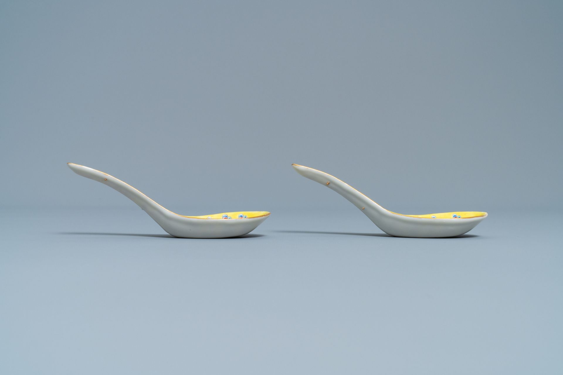 A pair of Chinese famille rose yellow-ground spoons, Guangxu mark and of the period - Bild 3 aus 6