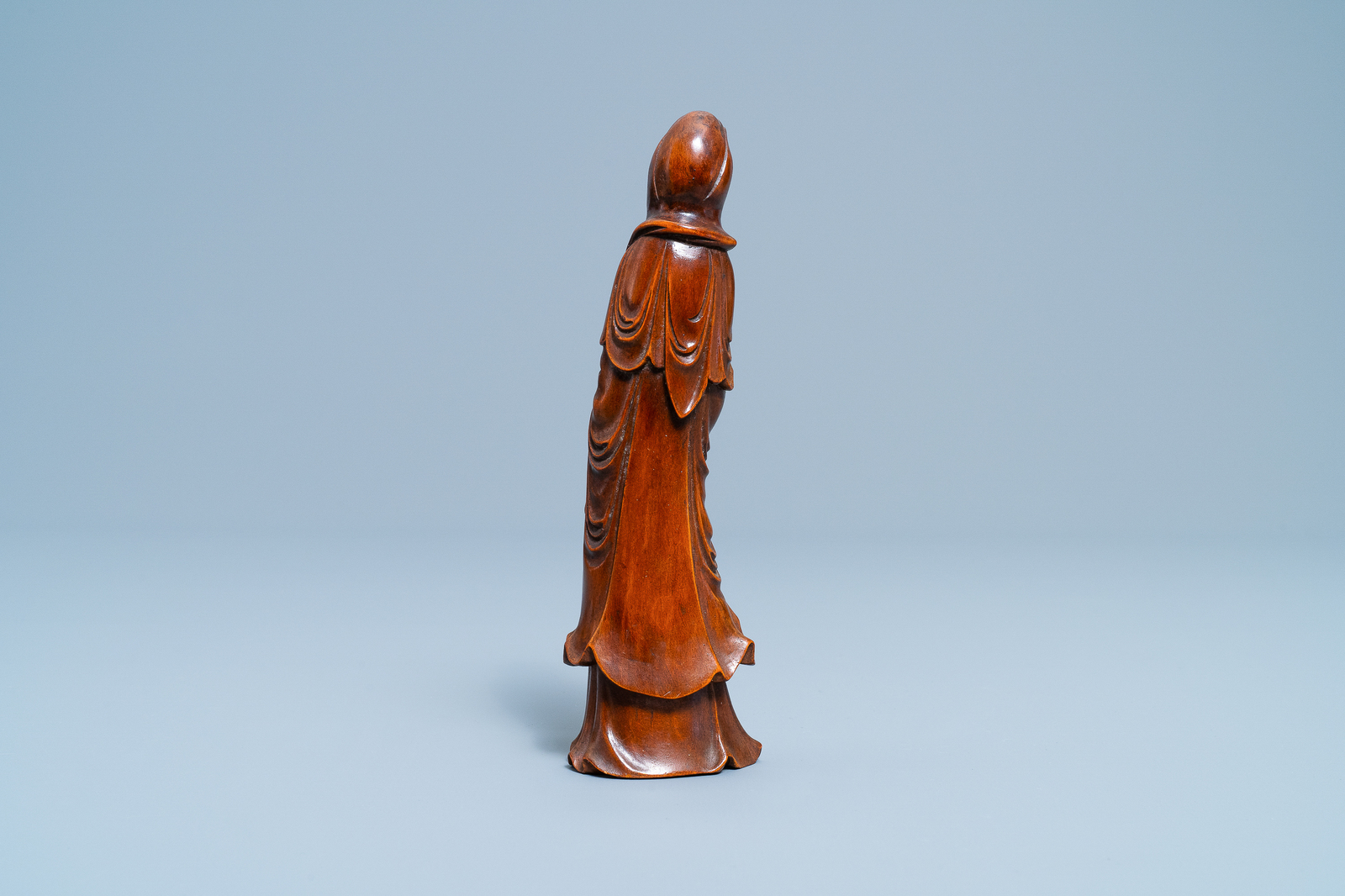 A Chinese carved wooden figure of Guanyin, 18/19th C. - Image 3 of 6