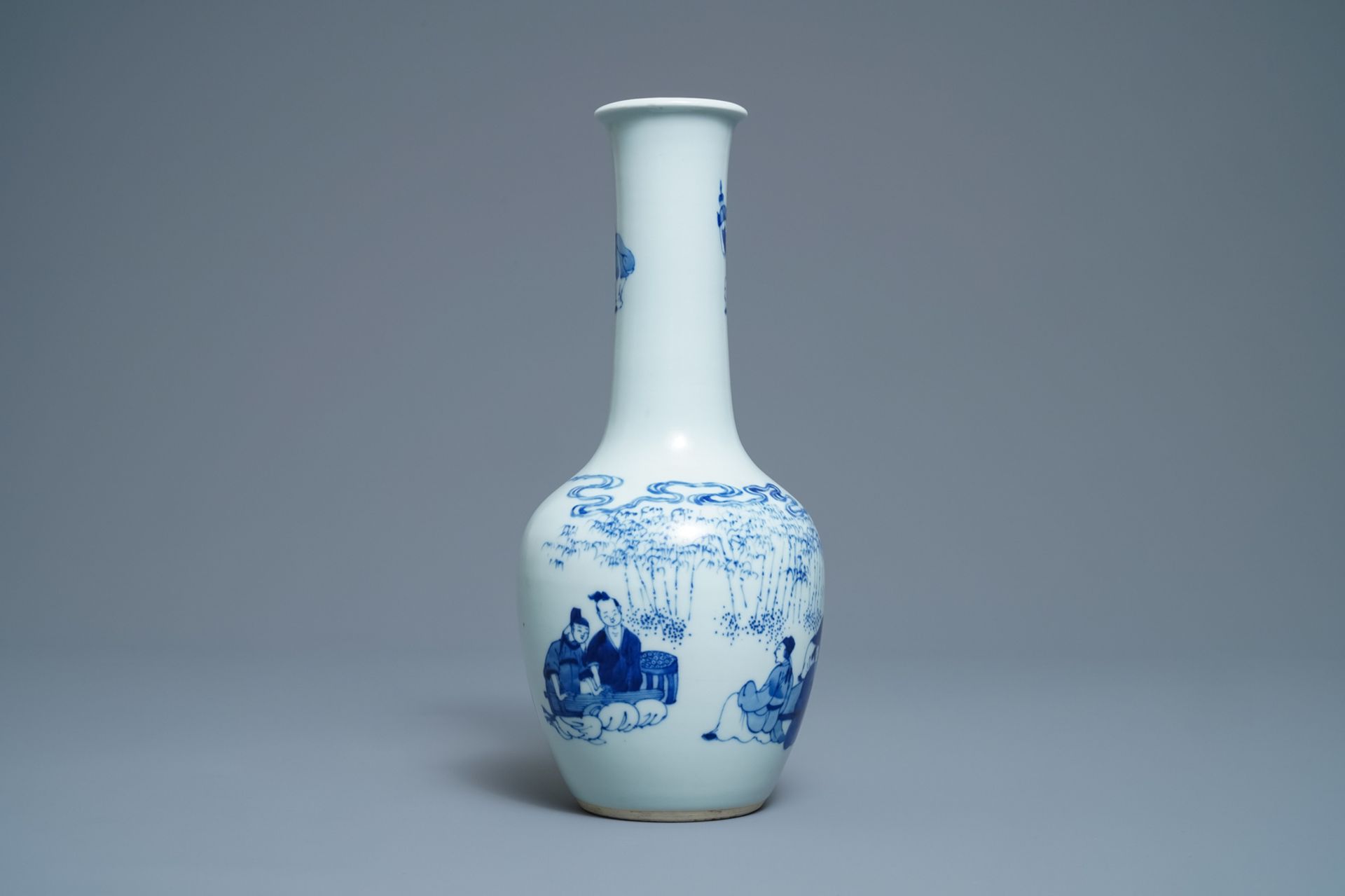 A Chinese blue and white bottle vase with go-players, 19/20th C. - Image 2 of 12