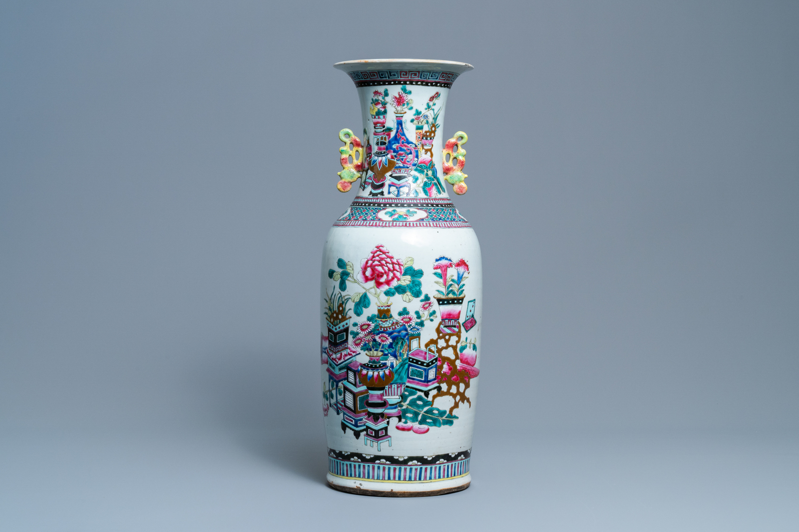 A Chinese famille rose vase with figures and antiquities, 19th C. - Image 3 of 6