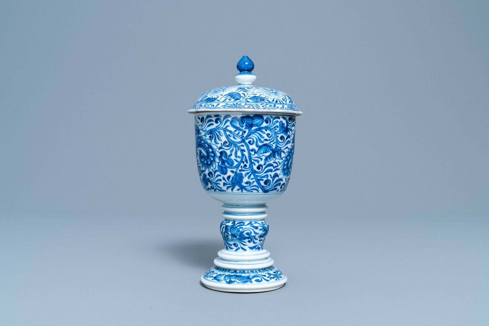 A Chinese blue and white beaker and cover with floral design, Kangxi - Image 2 of 6