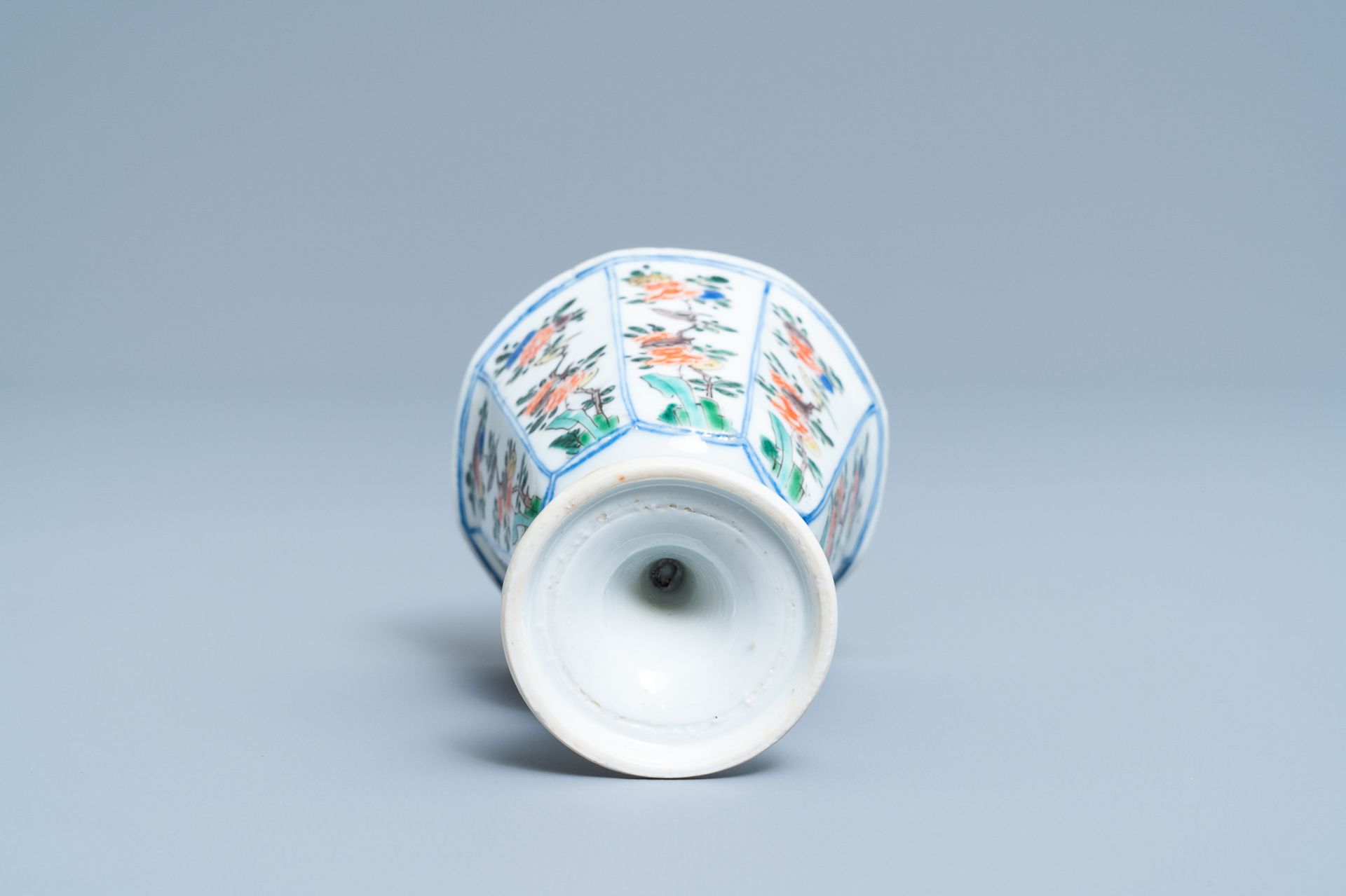 A Chinese octagonal famille verte stem cup, Kangxi - Image 7 of 7