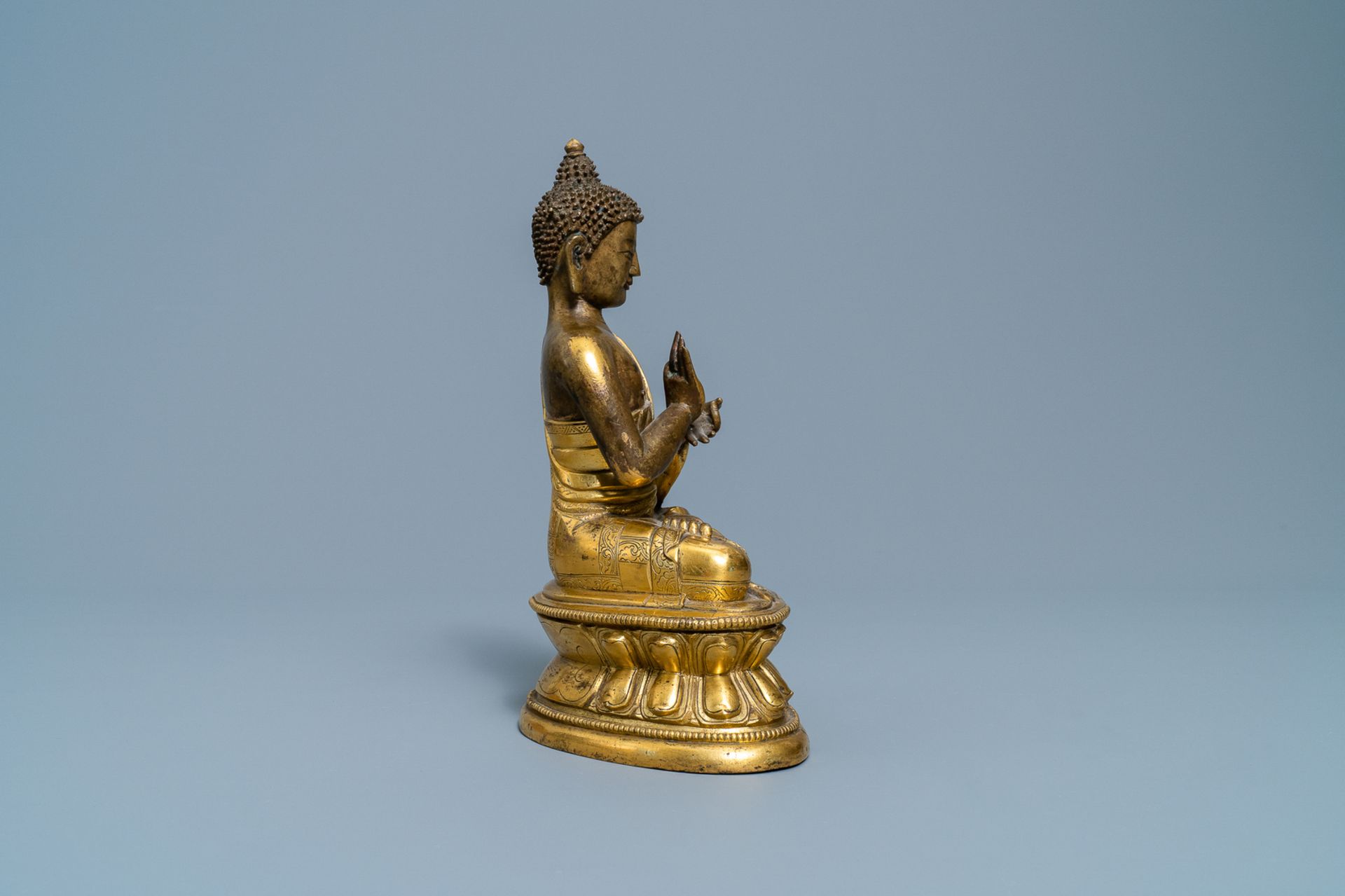 A Chinese gilt bronze figure of Buddha, 17th C. - Image 5 of 7