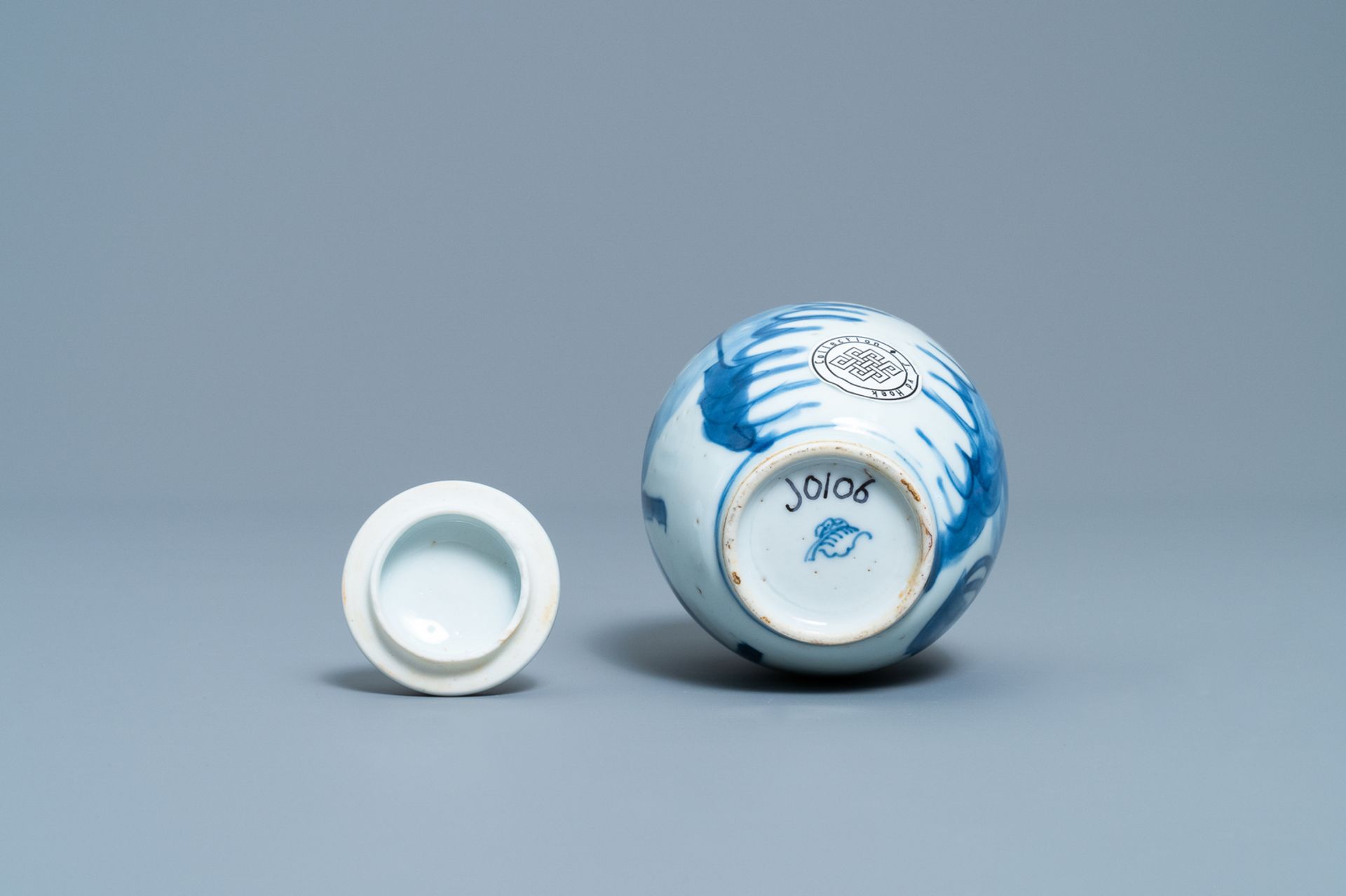 A Chinese blue and white covered tea caddy, Kangxi - Image 6 of 6